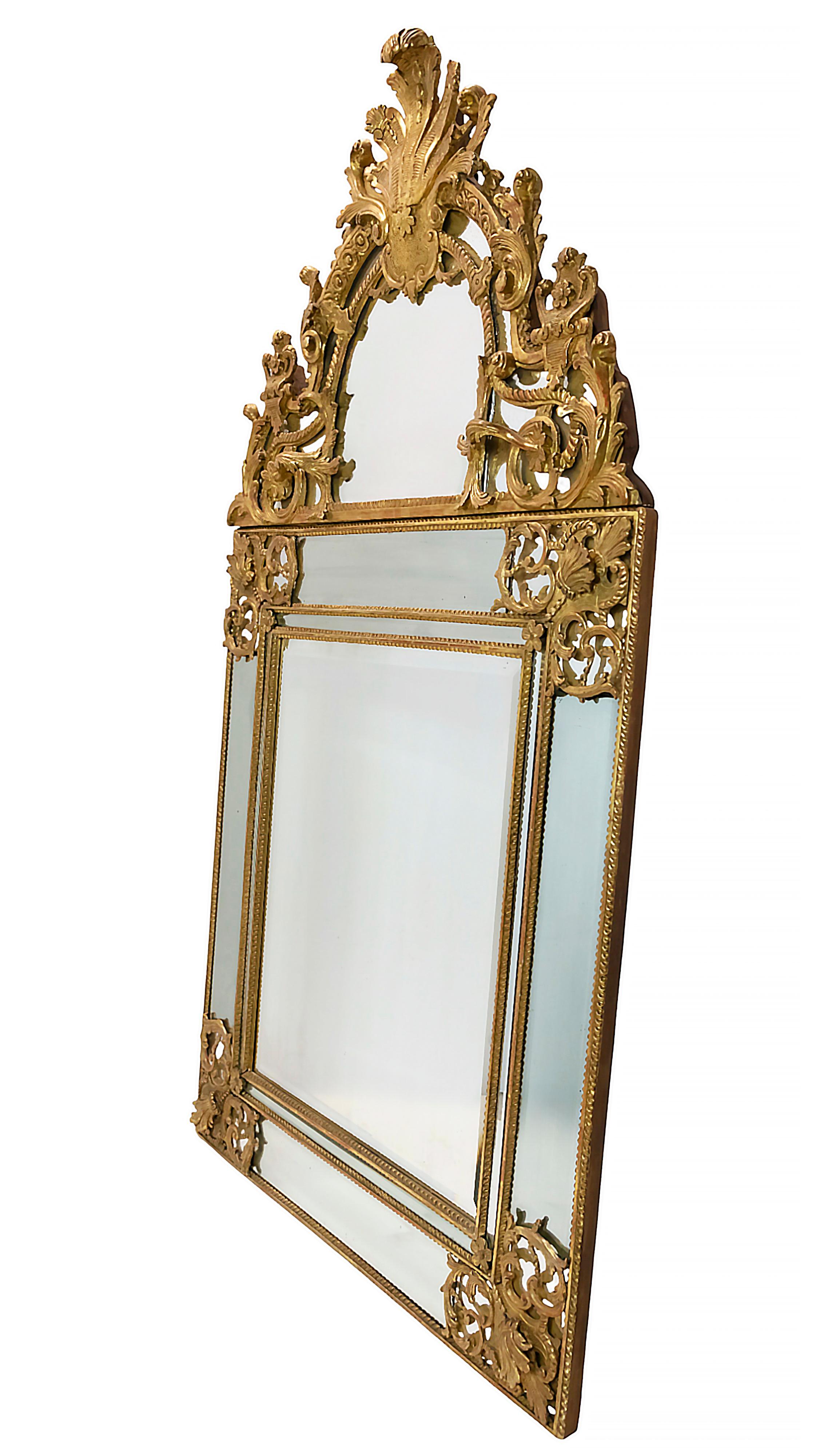 Miroir mural en bois doré sculpté, XVIIIe siècle Période Régence en vente 4