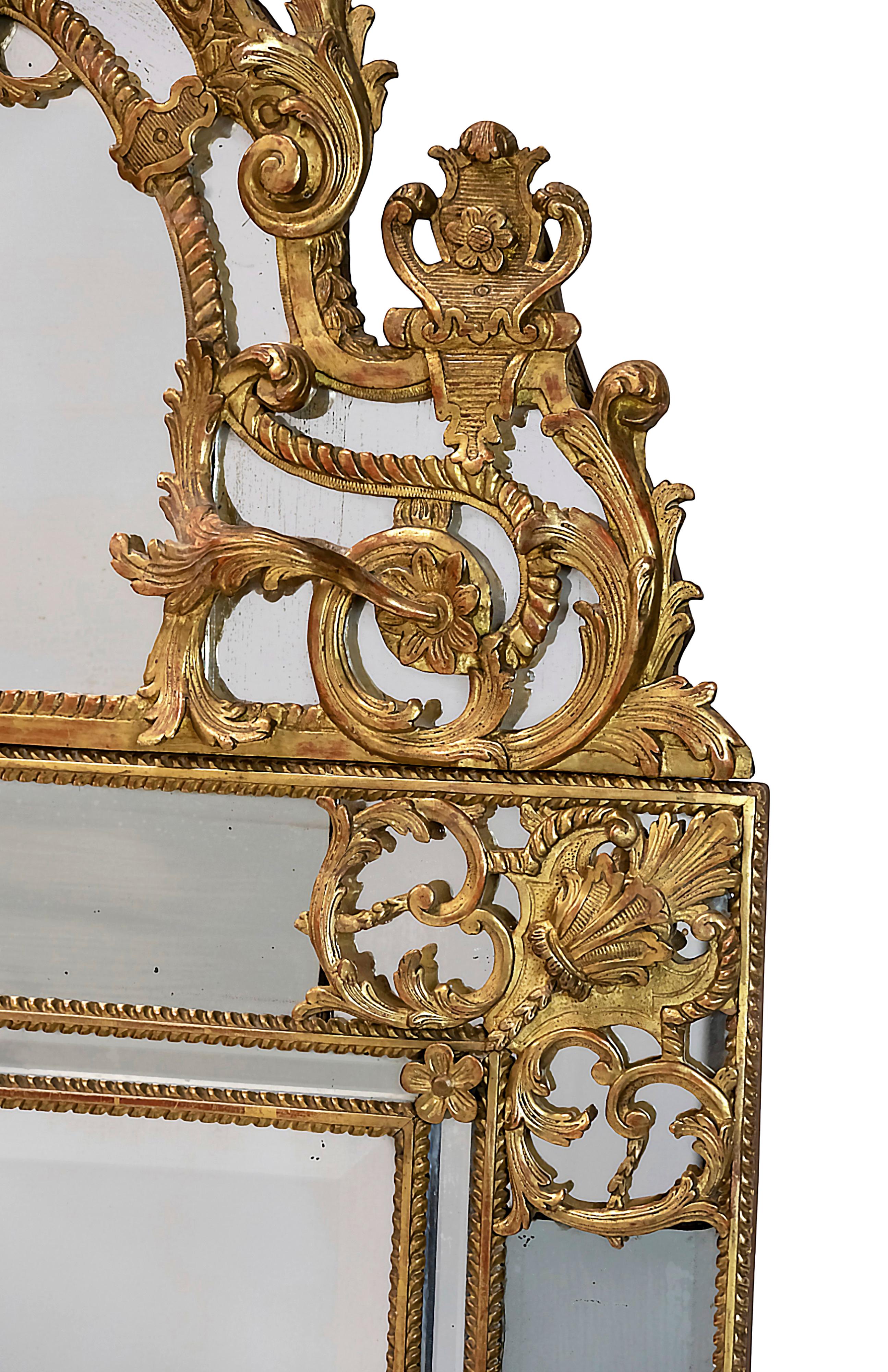 Sculpté à la main Miroir mural en bois doré sculpté, XVIIIe siècle Période Régence en vente