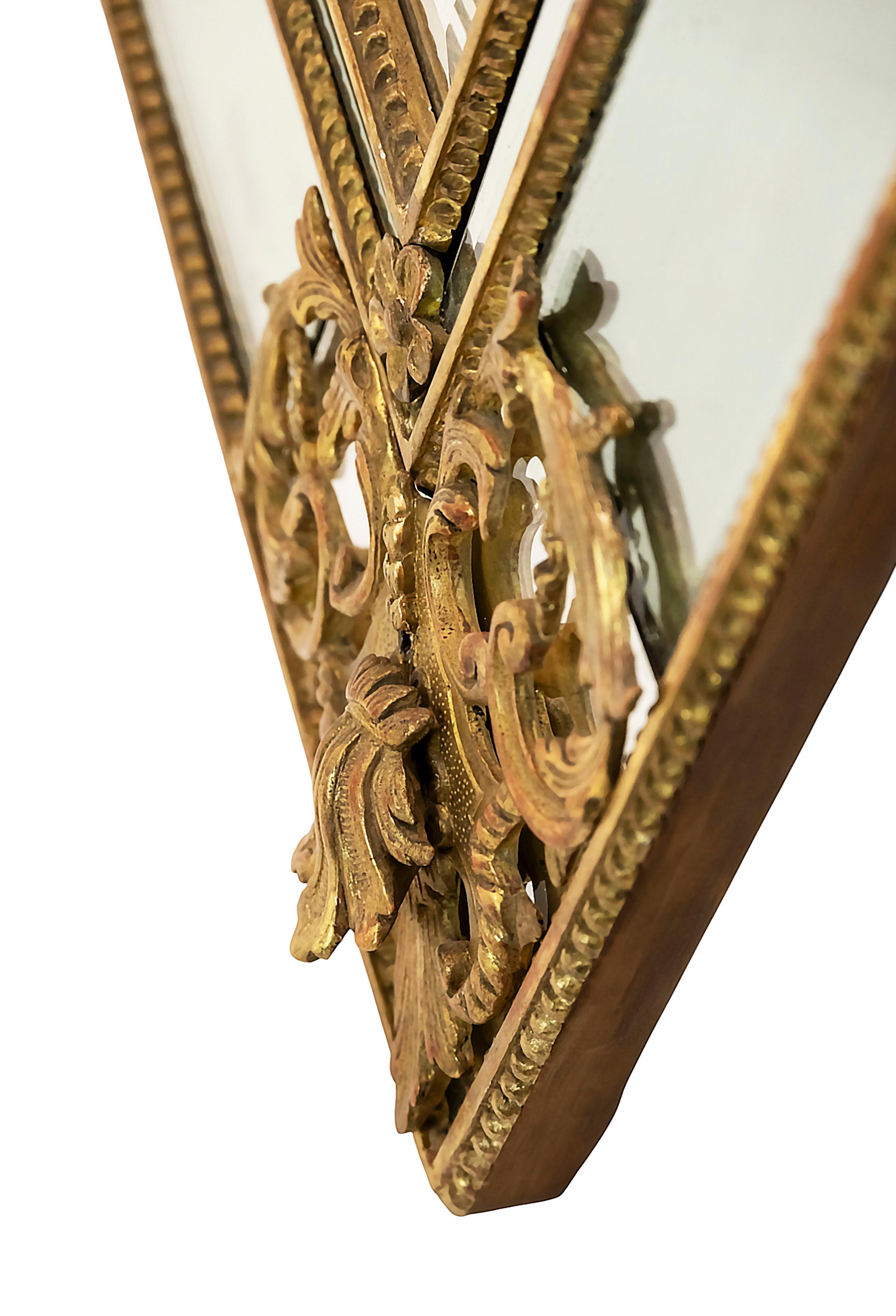 XVIIIe siècle et antérieur Miroir mural en bois doré sculpté, XVIIIe siècle Période Régence en vente