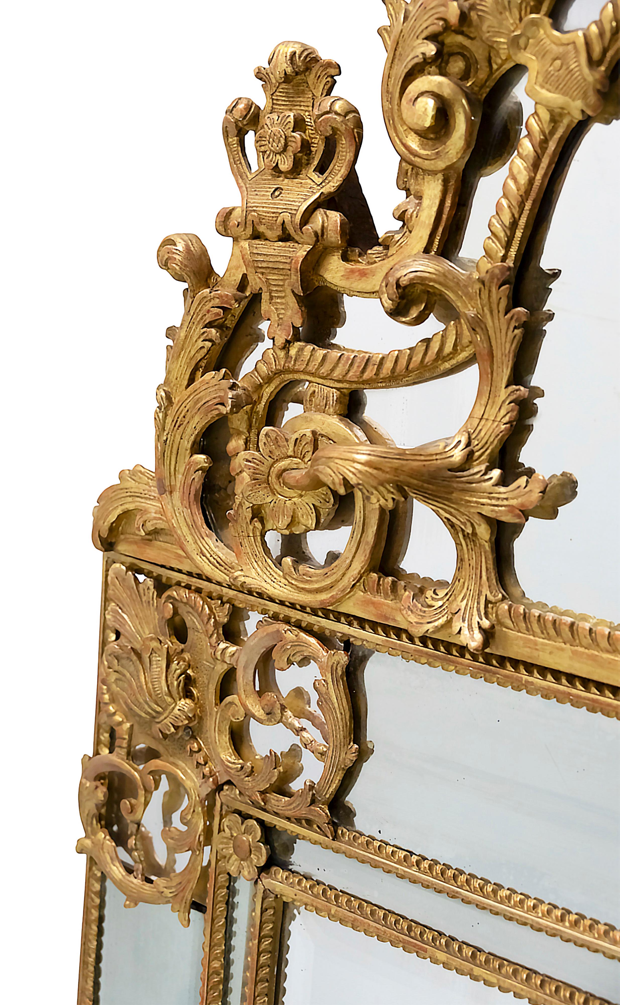 Miroir mural en bois doré sculpté, XVIIIe siècle Période Régence en vente 1