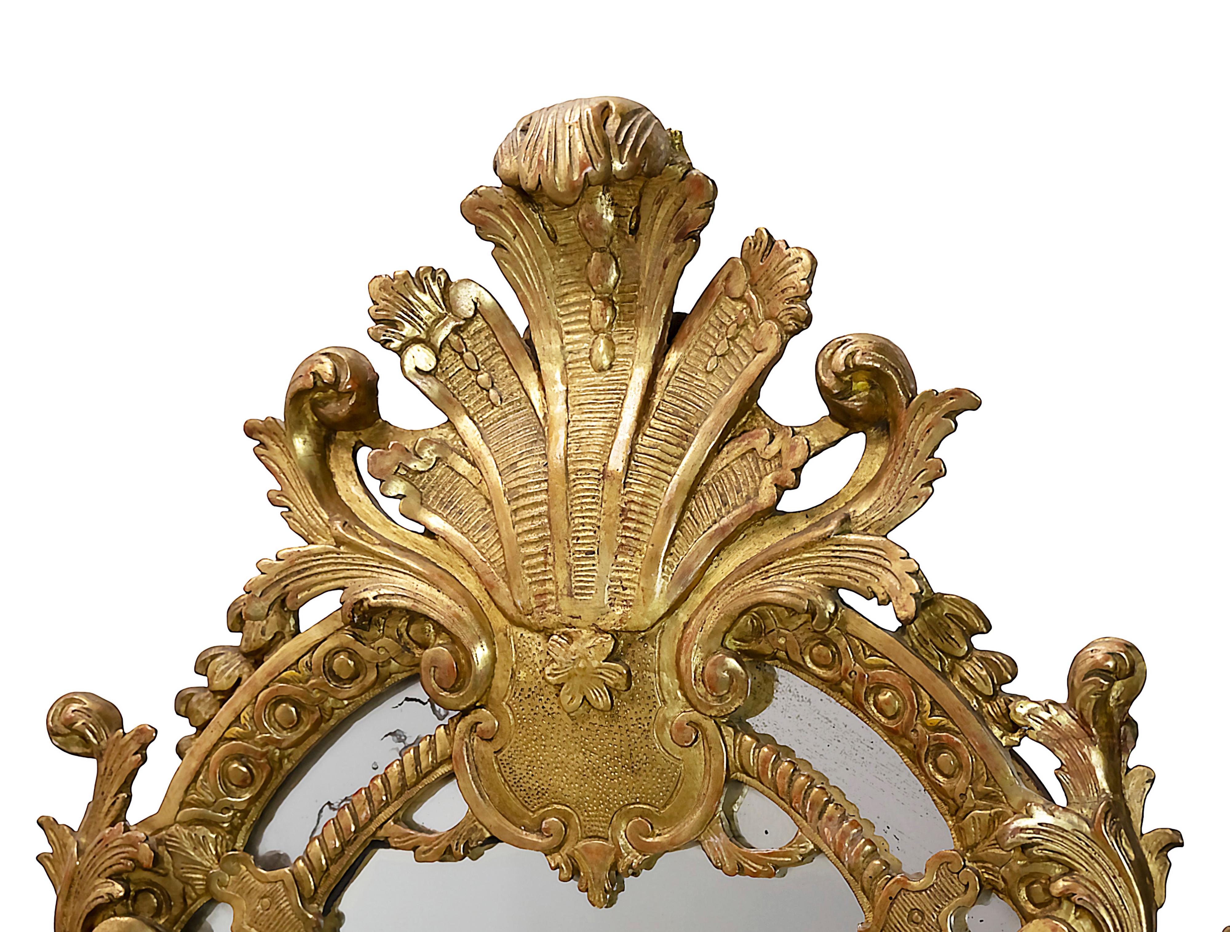 Miroir mural en bois doré sculpt�é, XVIIIe siècle Période Régence en vente 2