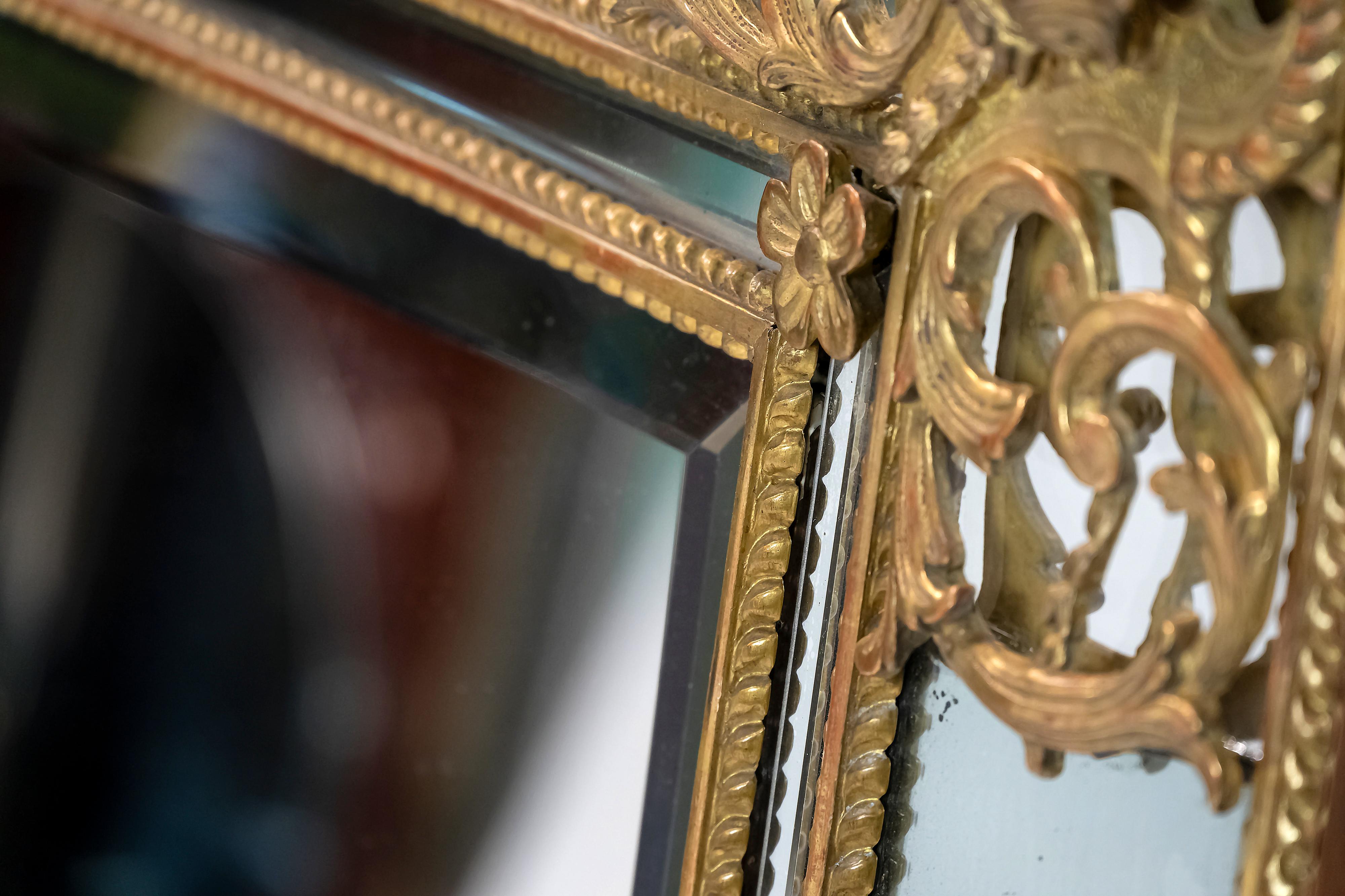 Miroir mural en bois doré sculpté, XVIIIe siècle Période Régence en vente 3