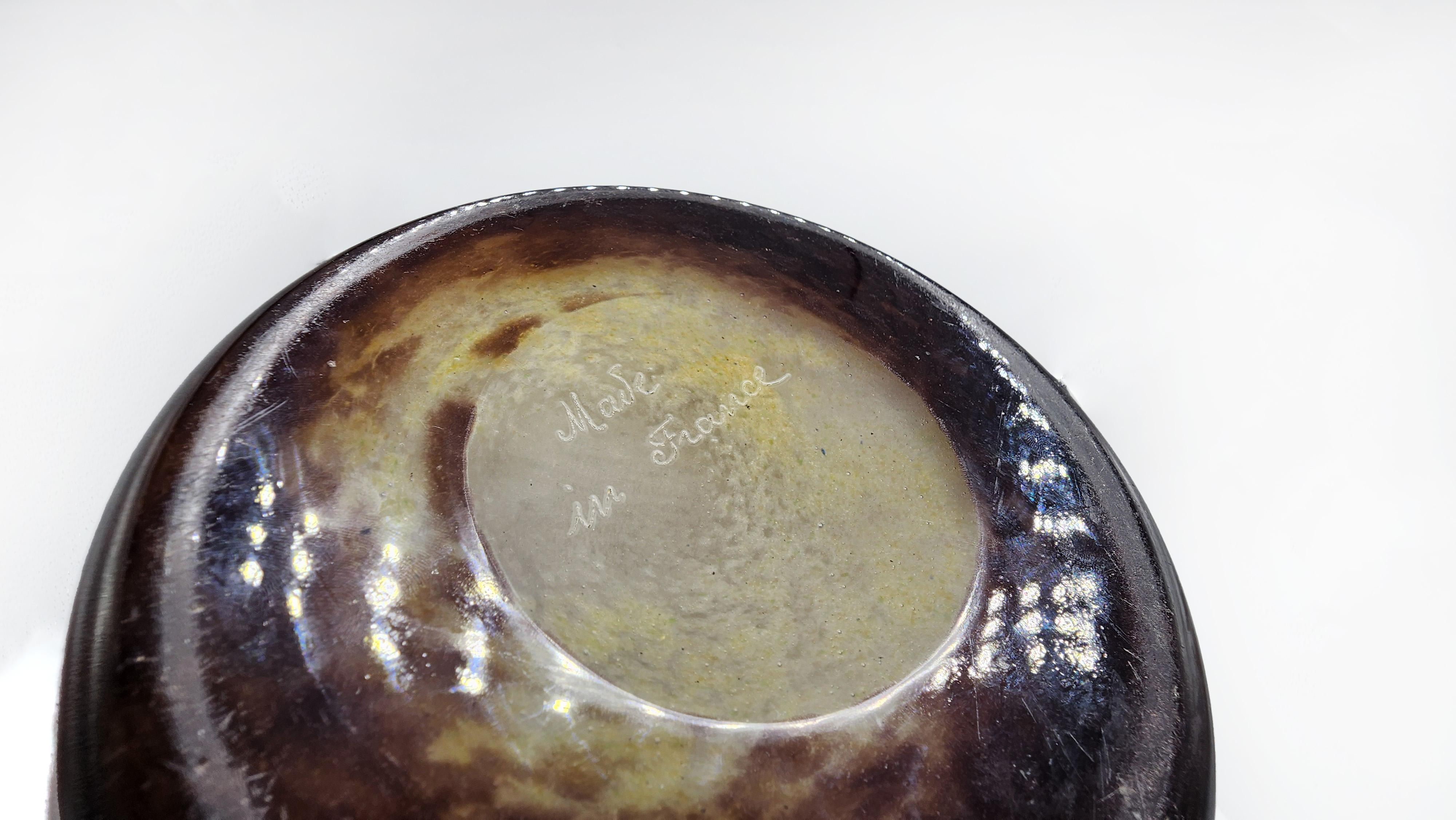 Französische Vase aus geschliffenem Degue-Glas
Diese französische Degue-Glasvase zeichnet sich durch ein mehrschichtiges Design aus, dessen Farbtöne von cremefarbenem Grund über leuchtendes Orangerot in den Blüten und Blättern bis hin zu einem
