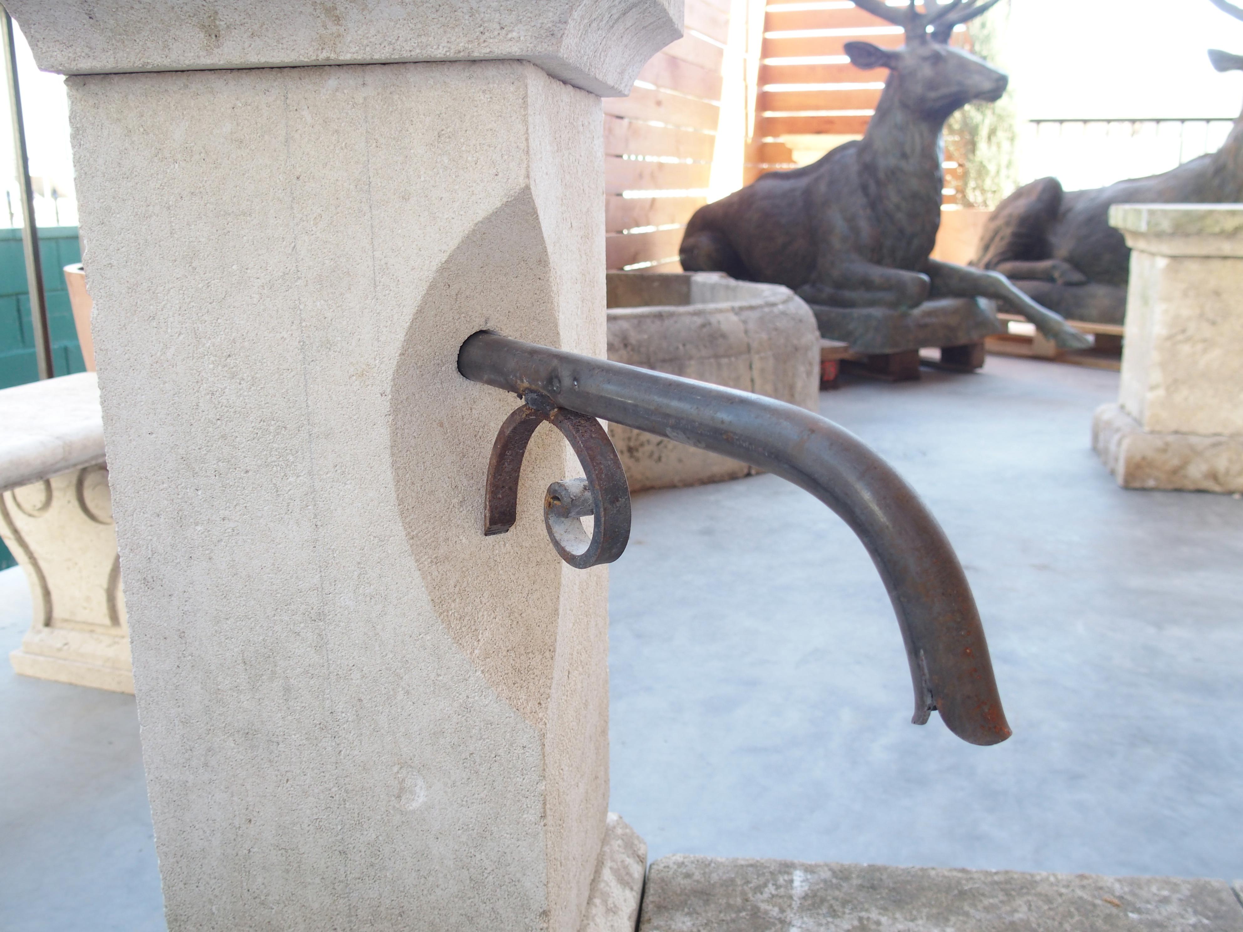 Fontaine d'angle en pierre calcaire sculptée de Provence en vente 3