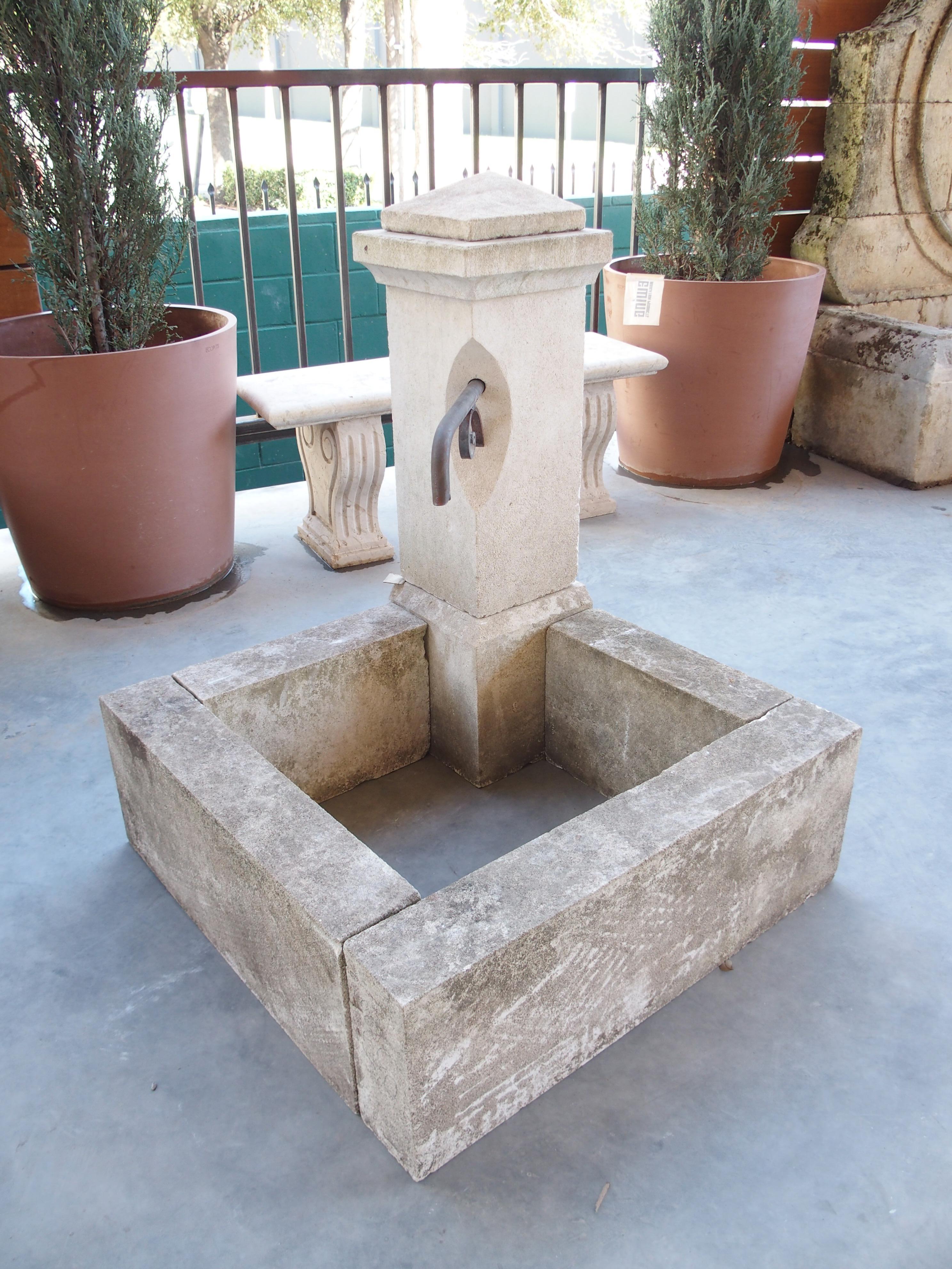 Fontaine d'angle en pierre calcaire sculptée de Provence en vente 4