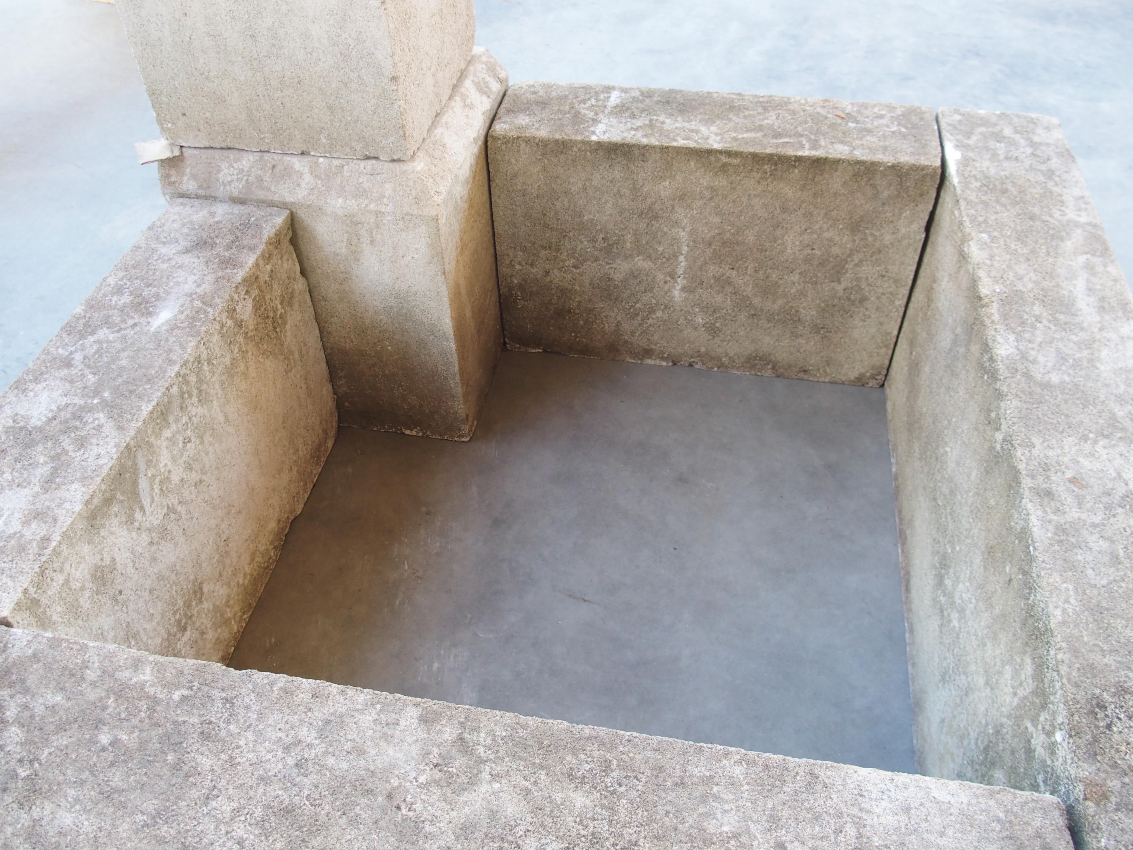 Les huit pièces de calcaire de l'Estaillade qui composent cette fontaine d'angle ont été sculptées à la main en Provence, en France. Dispositif d'eau plutôt unique, la fontaine angulaire est conçue pour être placée dans l'angle d'une cour, d'un