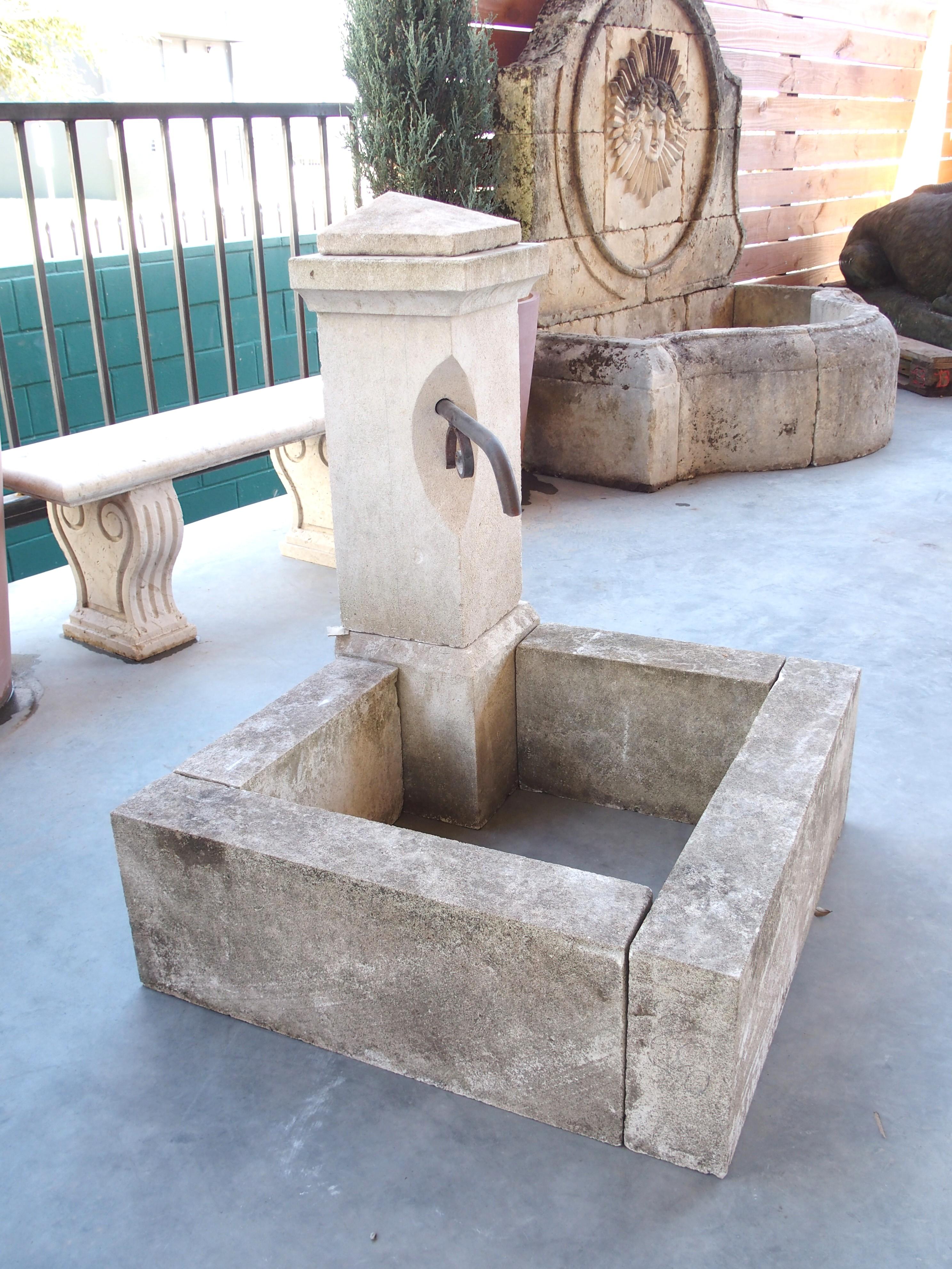 Français Fontaine d'angle en pierre calcaire sculptée de Provence en vente