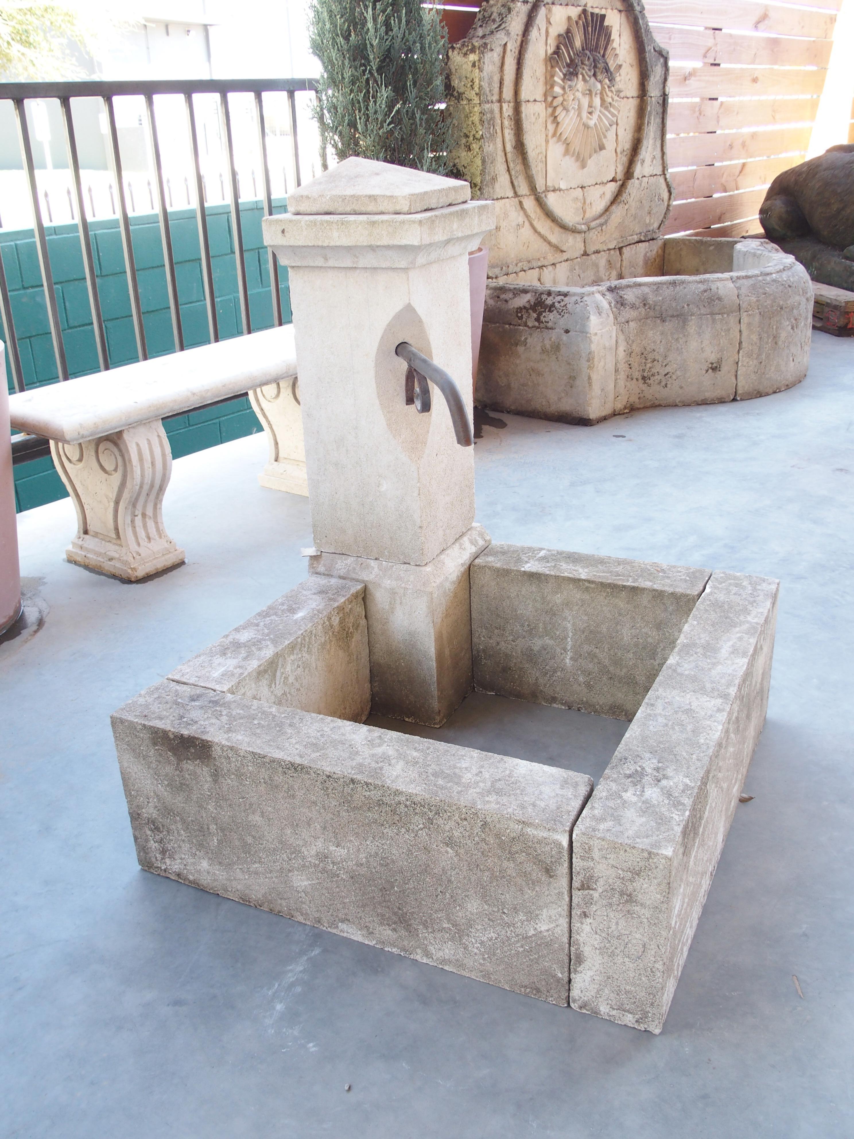 Sculpté à la main Fontaine d'angle en pierre calcaire sculptée de Provence en vente