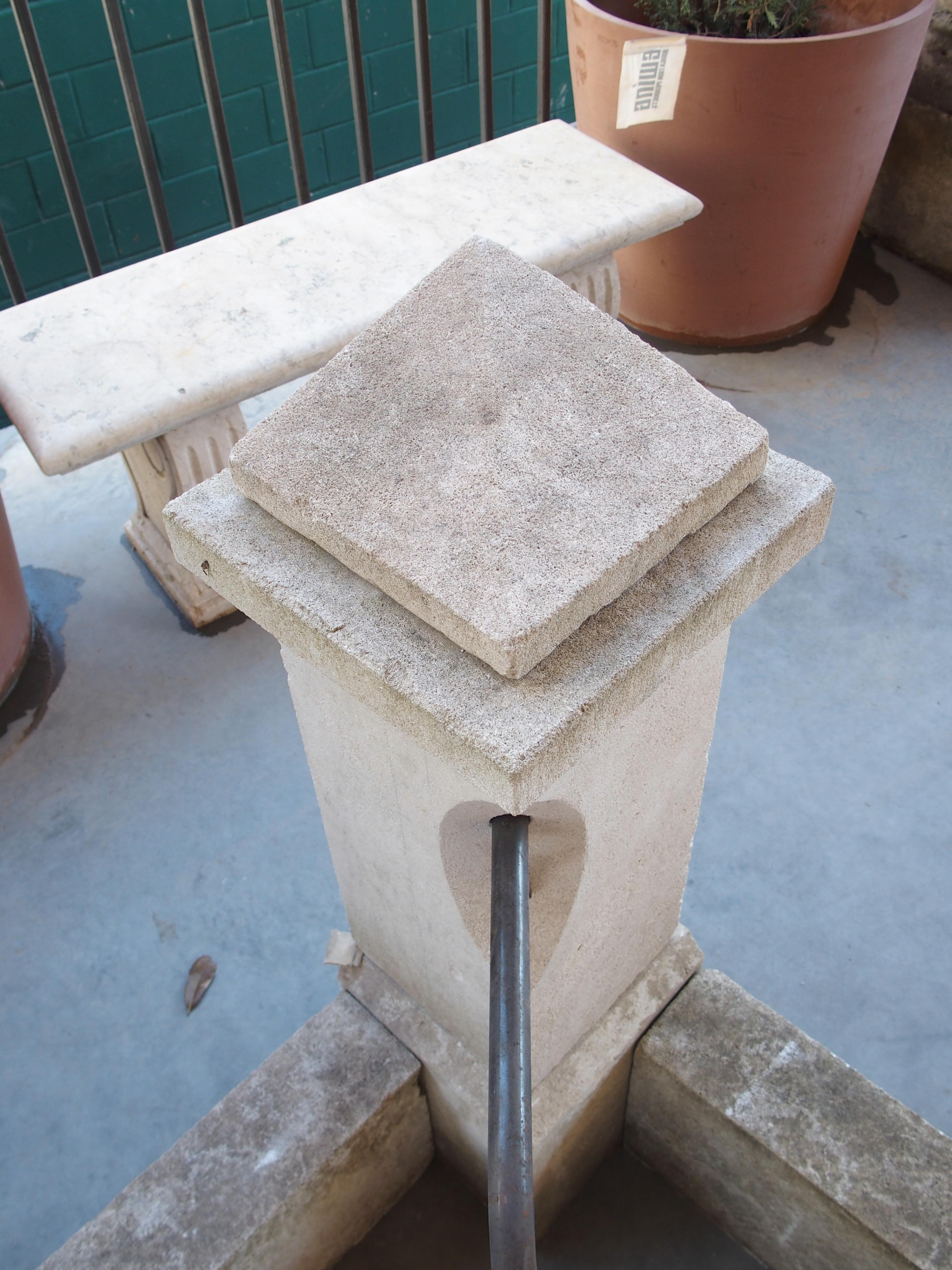 XXIe siècle et contemporain Fontaine d'angle en pierre calcaire sculptée de Provence en vente