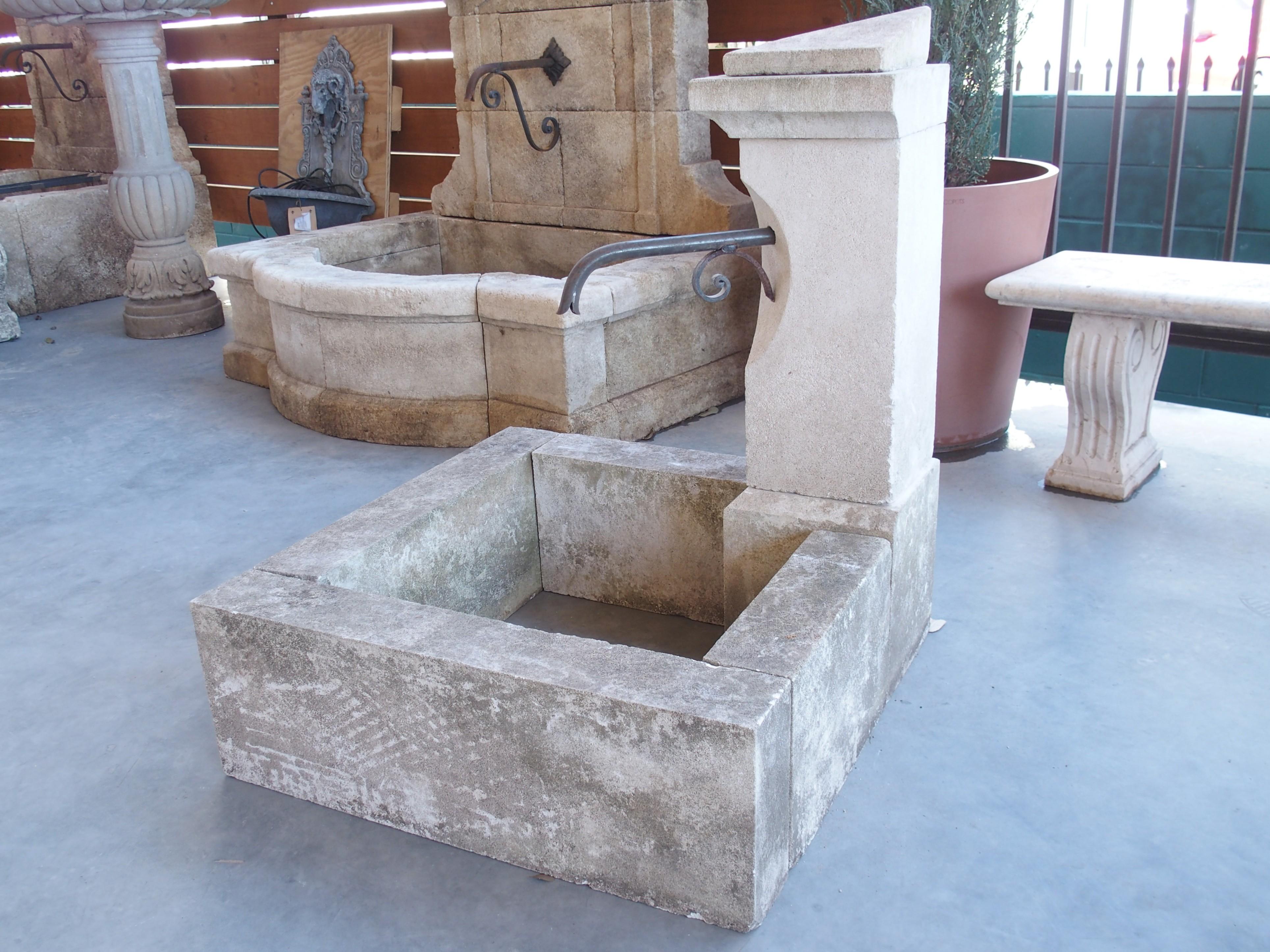 Métal Fontaine d'angle en pierre calcaire sculptée de Provence en vente