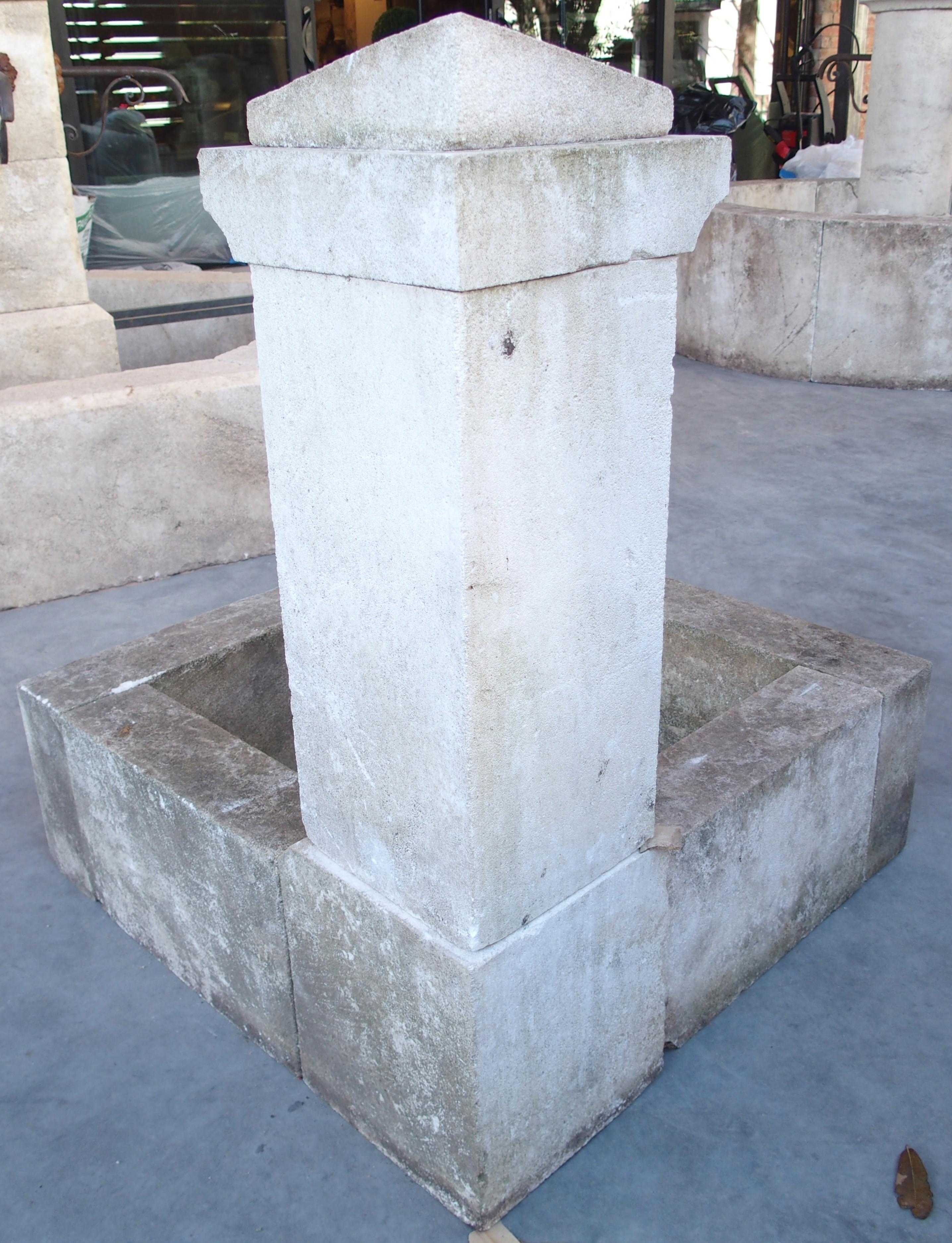 Fontaine d'angle en pierre calcaire sculptée de Provence en vente 1