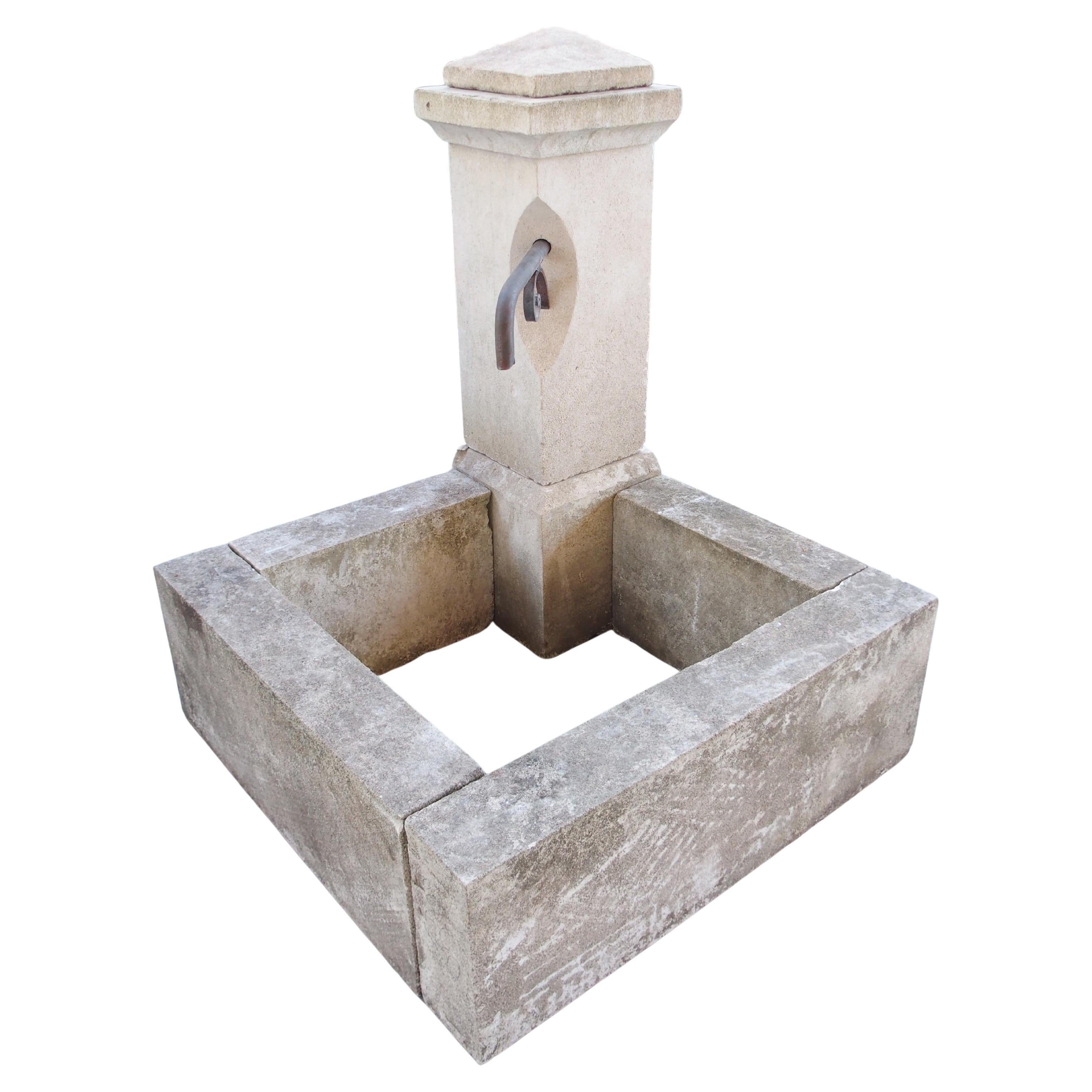 Fuente esquinera francesa de piedra caliza tallada de Provenza