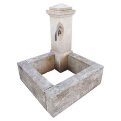 Fontana angolare in pietra calcarea francese intagliata proveniente dalla Provenza