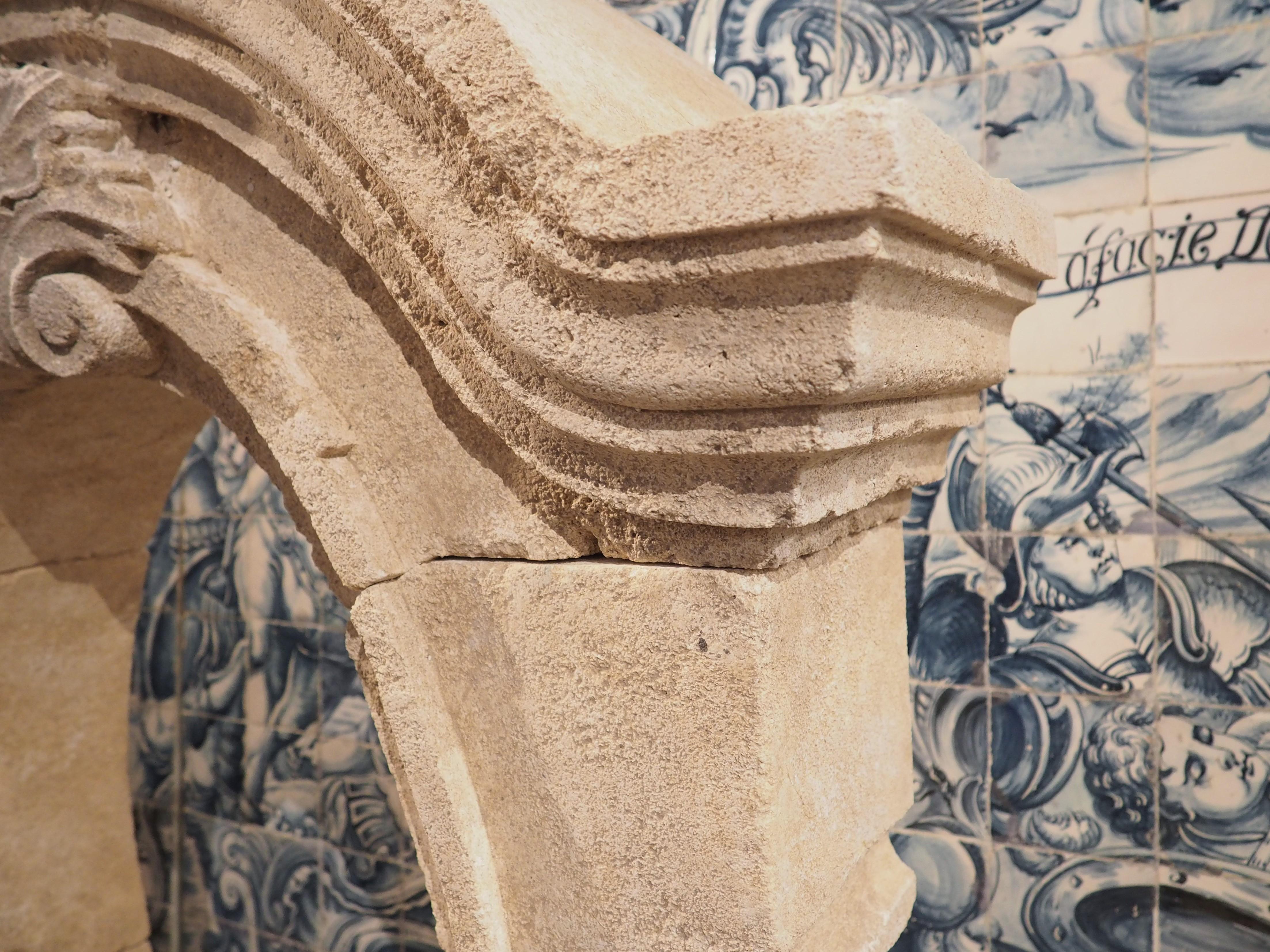 Oeil-de-Bouef-Fensterumrandung aus geschnitztem Kalkstein aus der Provence im Angebot 4