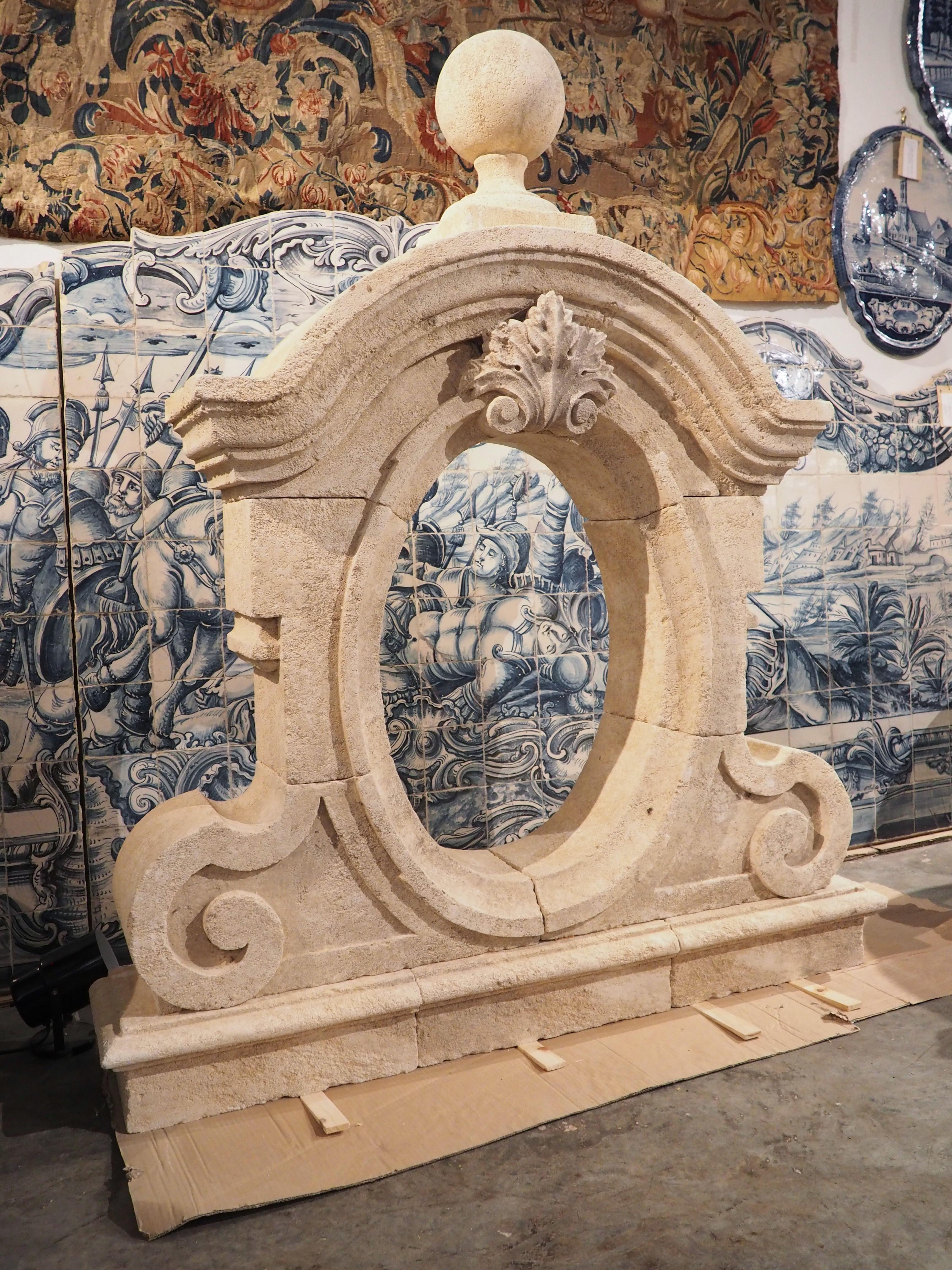Oeil-de-Bouef-Fensterumrandung aus geschnitztem Kalkstein aus der Provence im Angebot 5