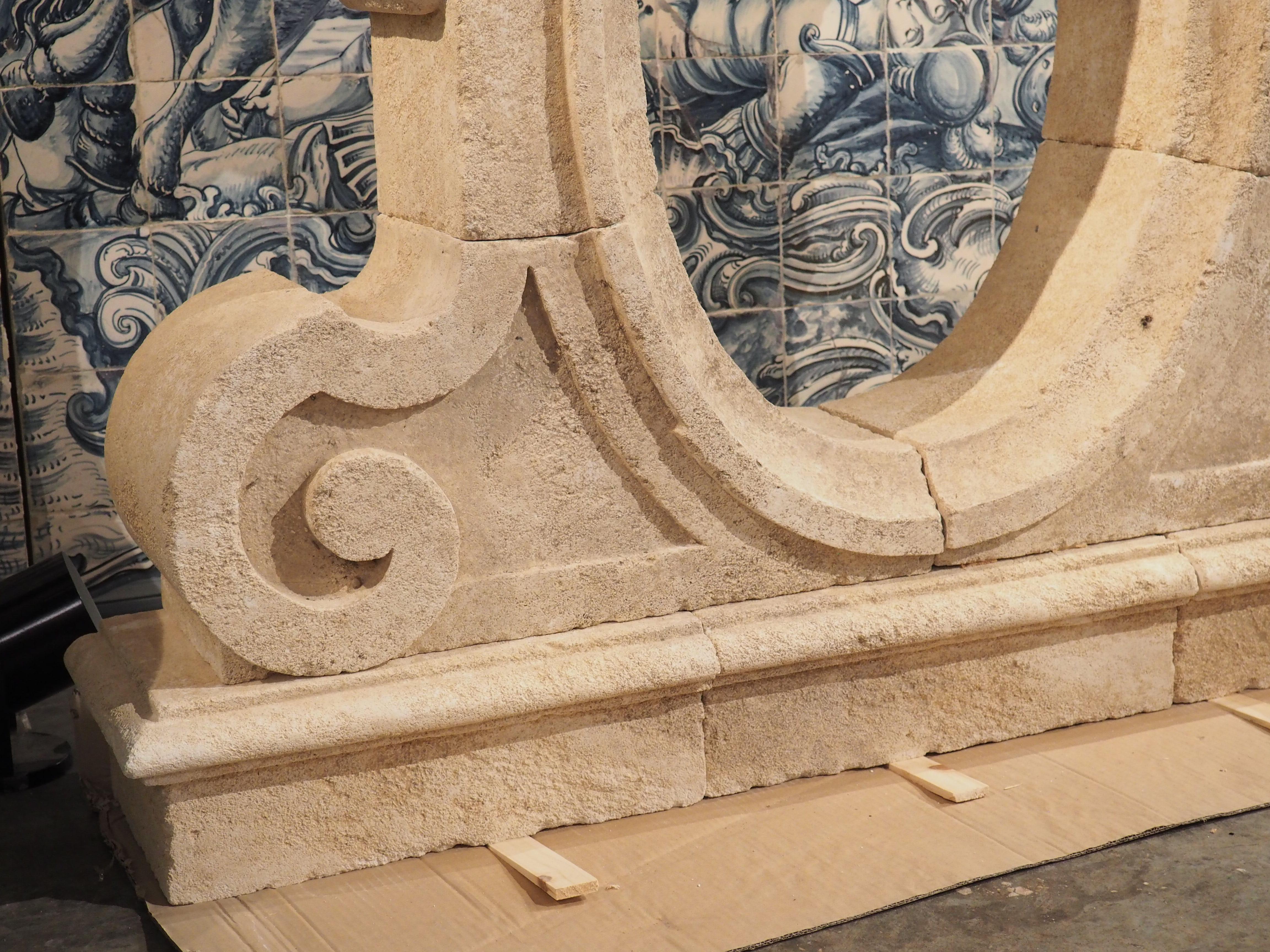Oeil-de-Bouef-Fensterumrandung aus geschnitztem Kalkstein aus der Provence im Angebot 6