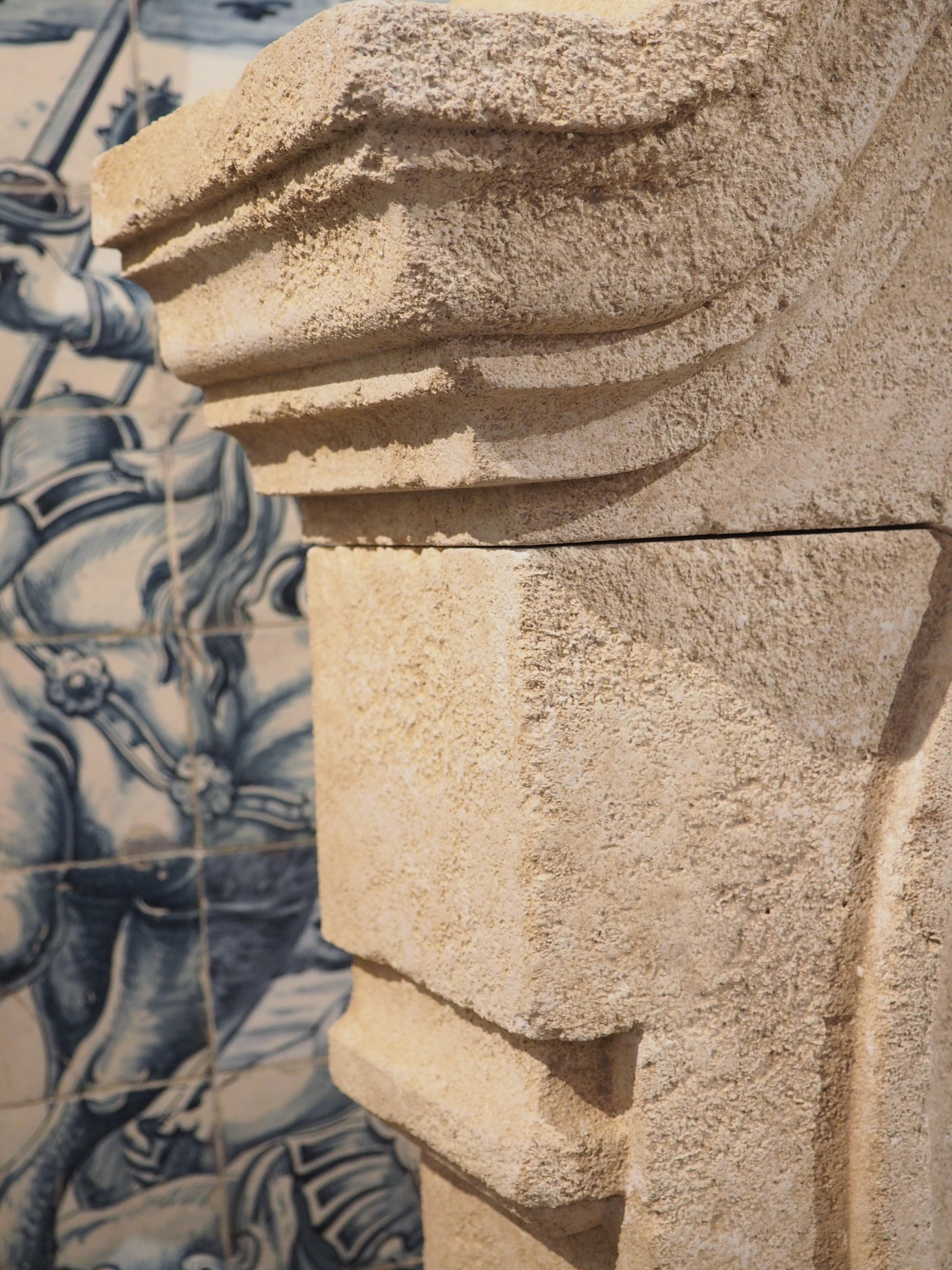 Oeil-de-Bouef-Fensterumrandung aus geschnitztem Kalkstein aus der Provence im Angebot 8