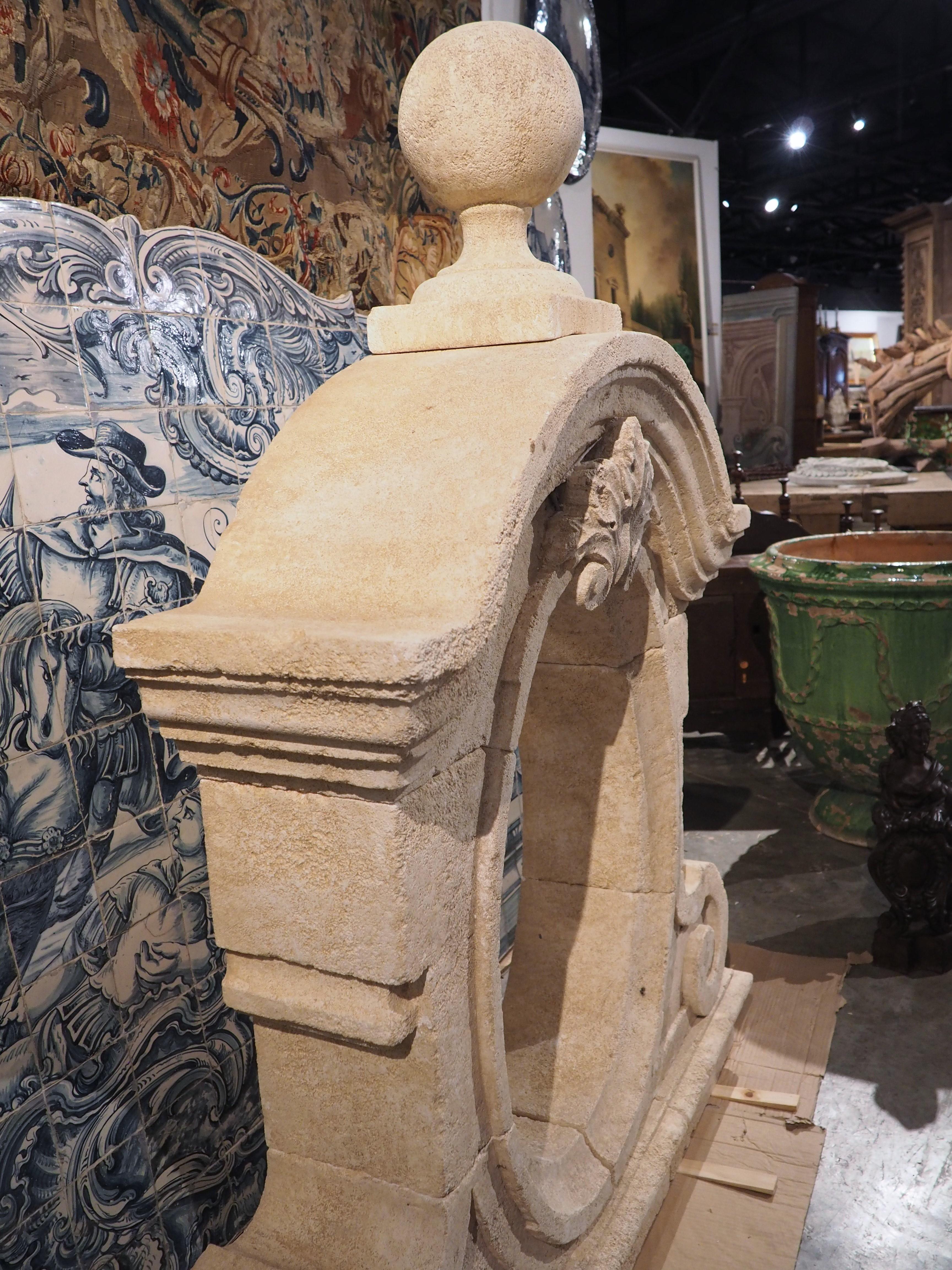 Oeil-de-Bouef-Fensterumrandung aus geschnitztem Kalkstein aus der Provence im Angebot 9