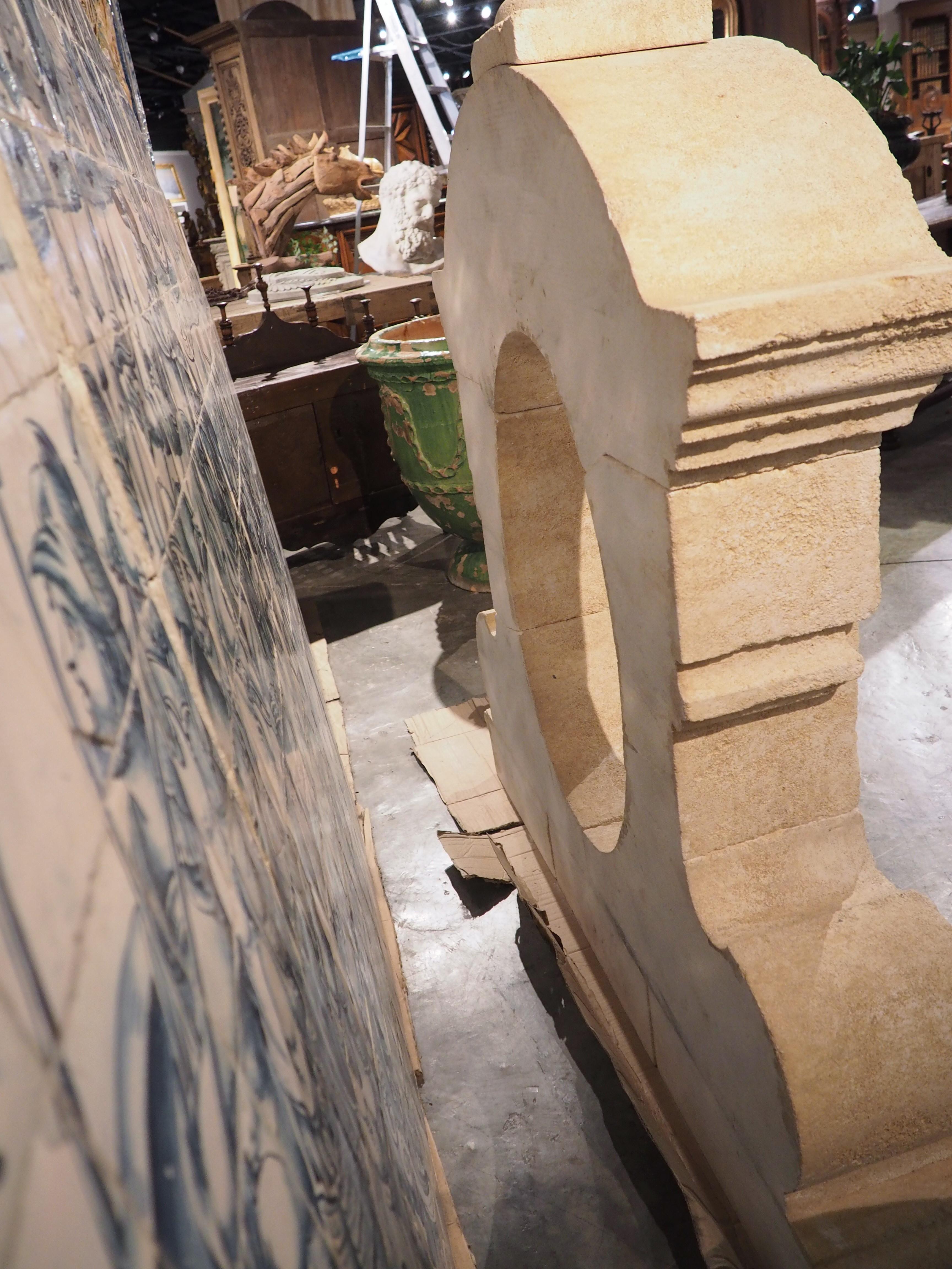 Oeil-de-Bouef-Fensterumrandung aus geschnitztem Kalkstein aus der Provence im Angebot 10