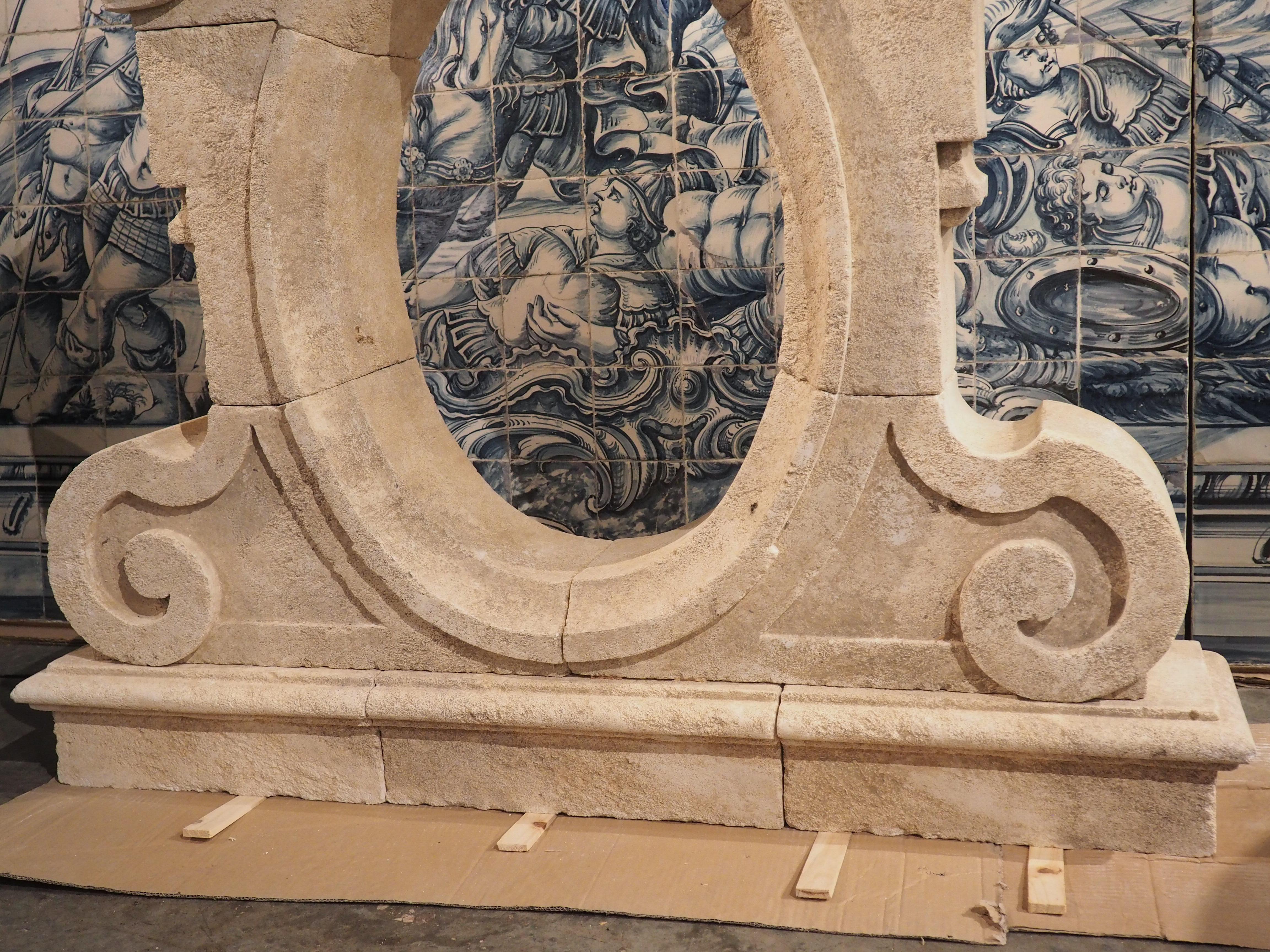 Oeil-de-Bouef-Fensterumrandung aus geschnitztem Kalkstein aus der Provence (Französisch) im Angebot