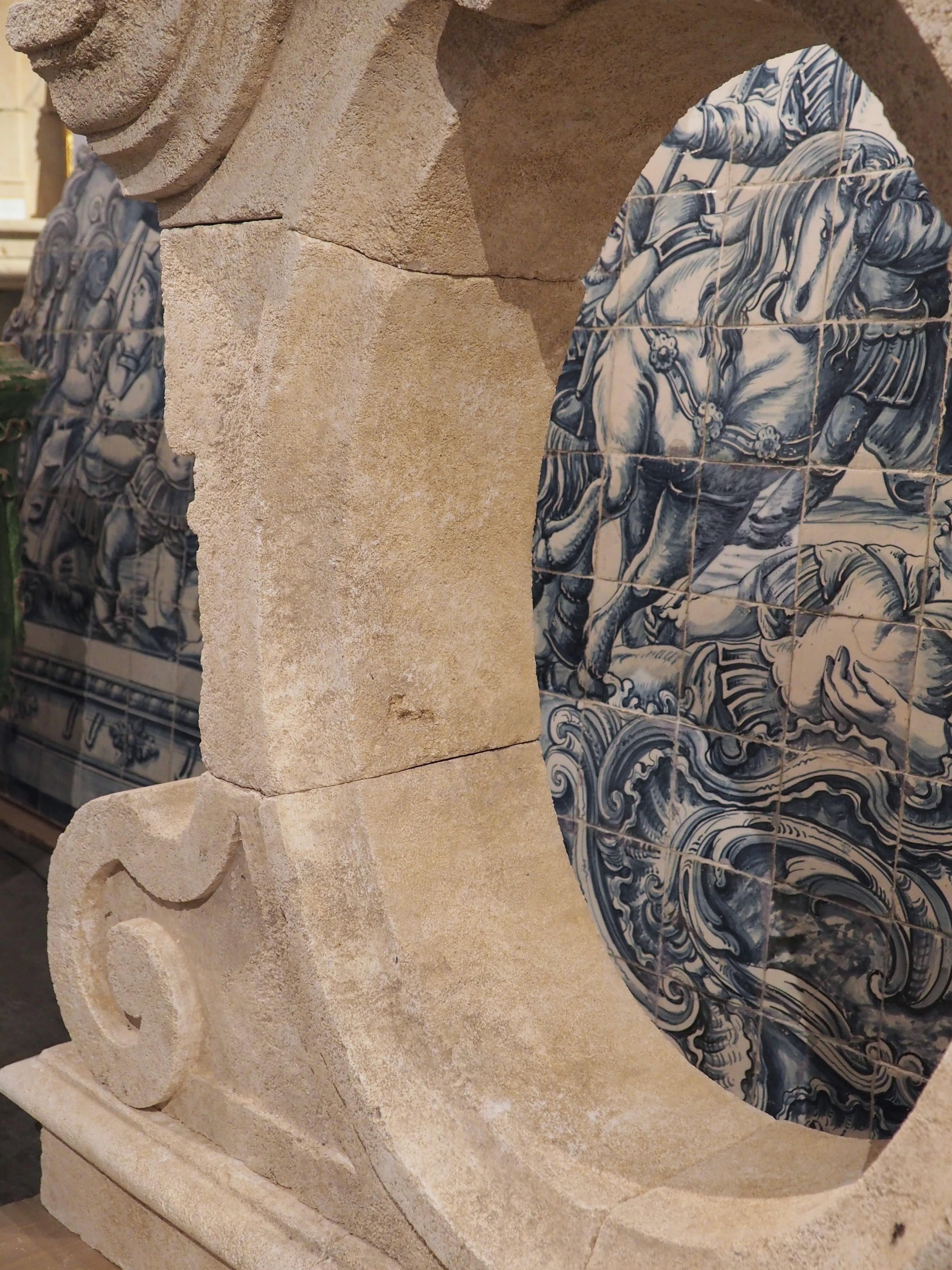 Oeil-de-Bouef-Fensterumrandung aus geschnitztem Kalkstein aus der Provence (Handgeschnitzt) im Angebot