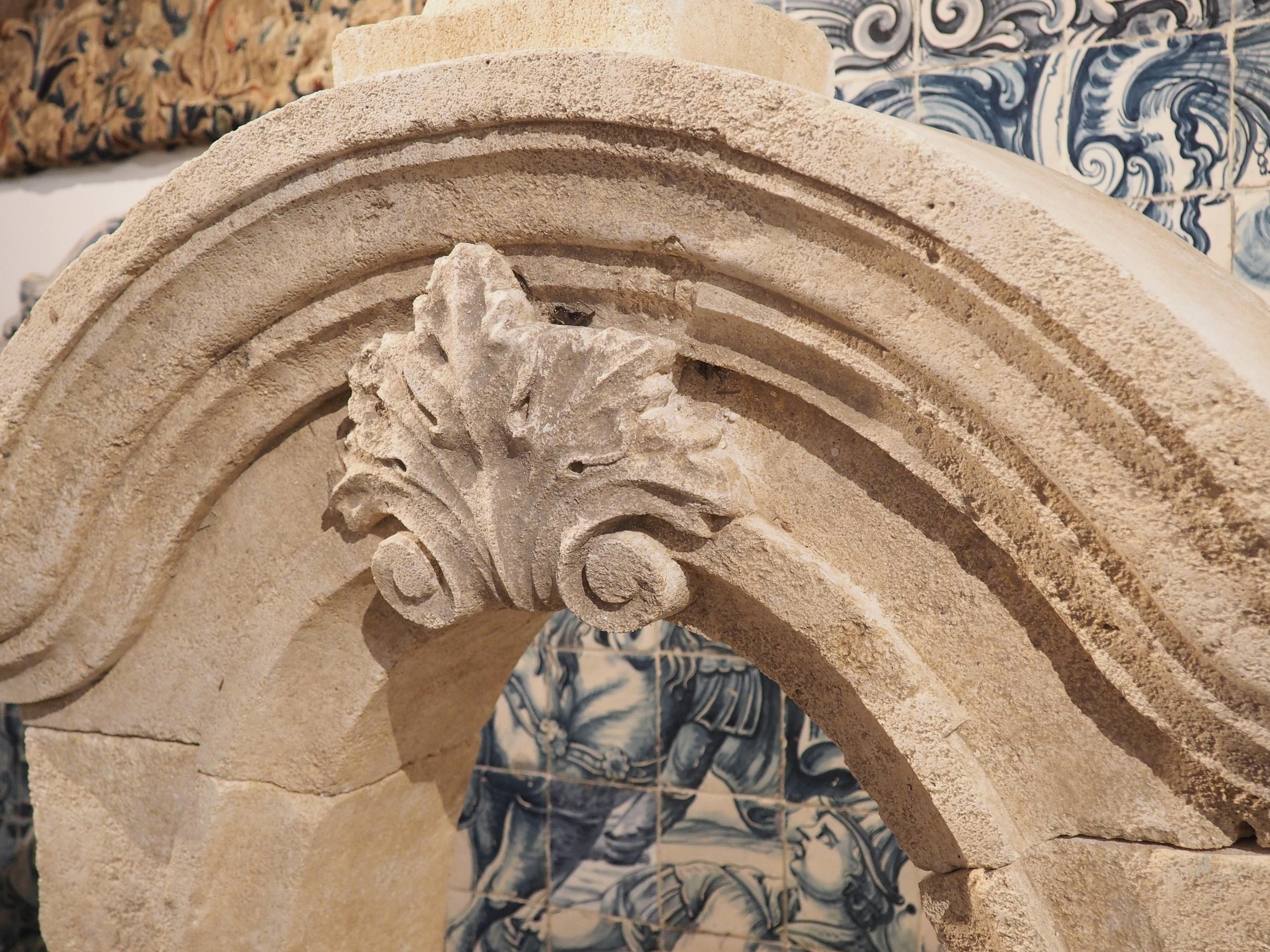 Oeil-de-Bouef-Fensterumrandung aus geschnitztem Kalkstein aus der Provence (21. Jahrhundert und zeitgenössisch) im Angebot