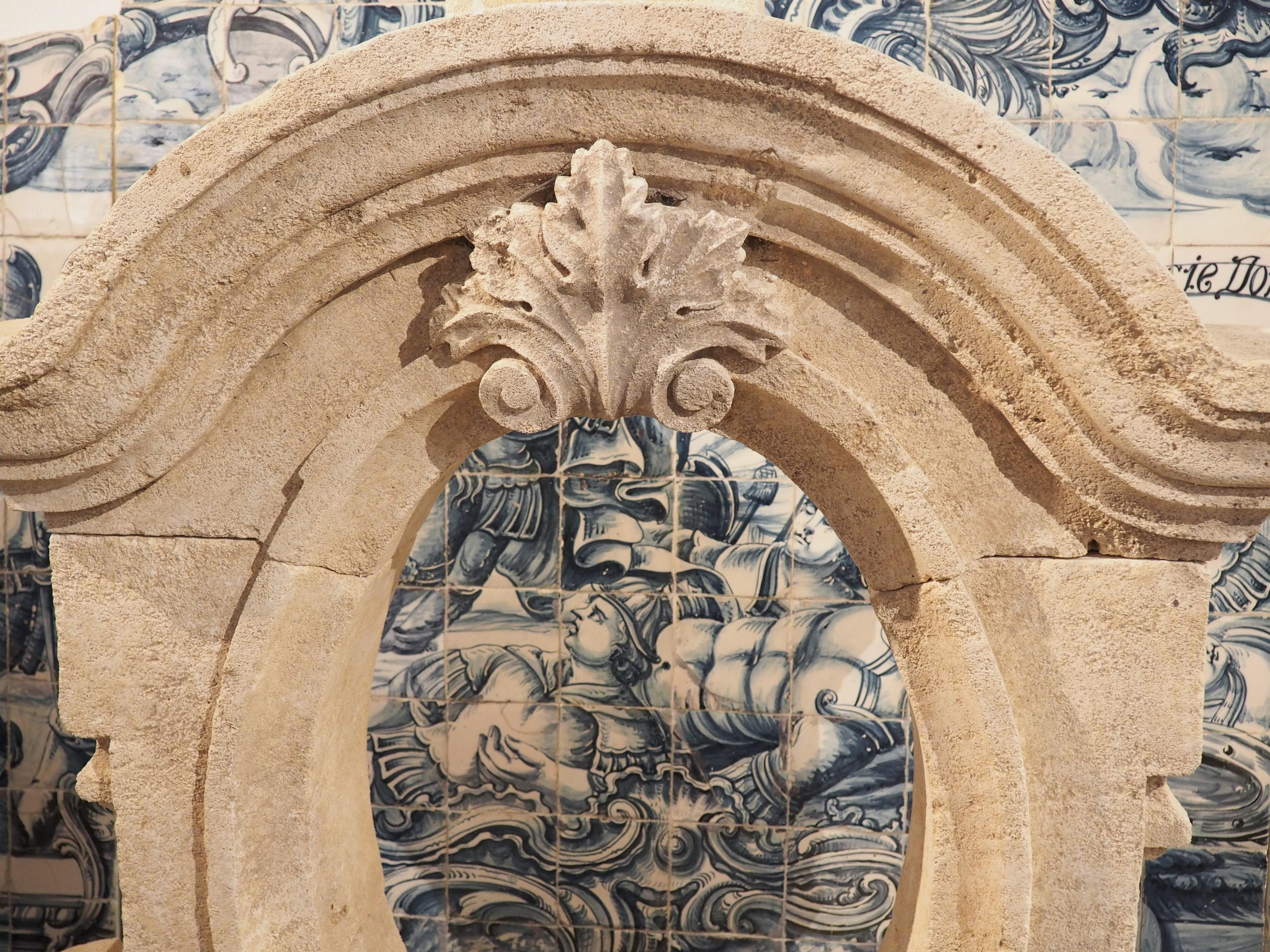 Oeil-de-Bouef-Fensterumrandung aus geschnitztem Kalkstein aus der Provence im Angebot 1