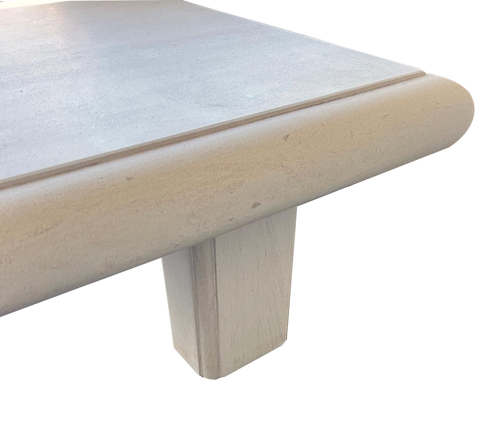 Moderne Table basse/café rectangulaire en pierre calcaire sculptée française  en vente