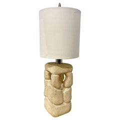 Geschnitzte Kalkstein-Tischlampe von Atelier A