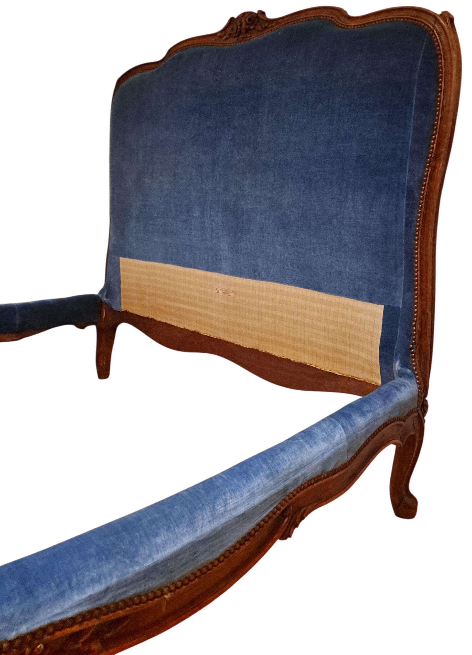 French Carved Louis XV Style Daybed Frame In Good Condition For Sale In San Francisco, CA