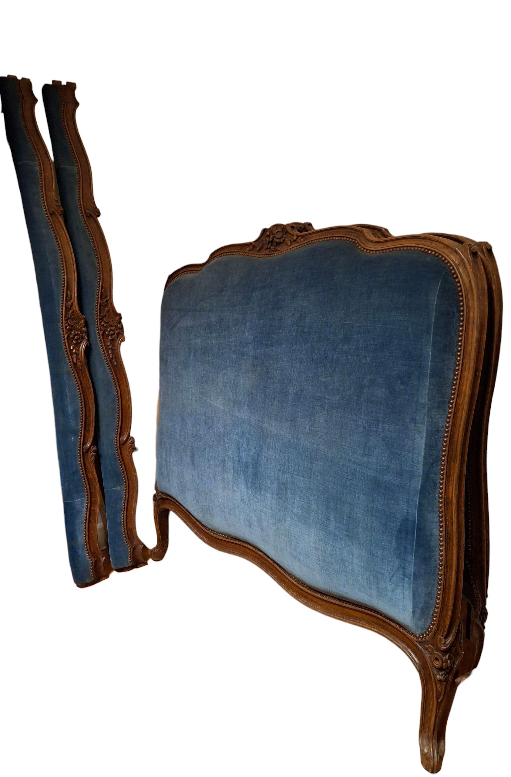 Velvet French Carved Louis XV Style Daybed Frame For Sale