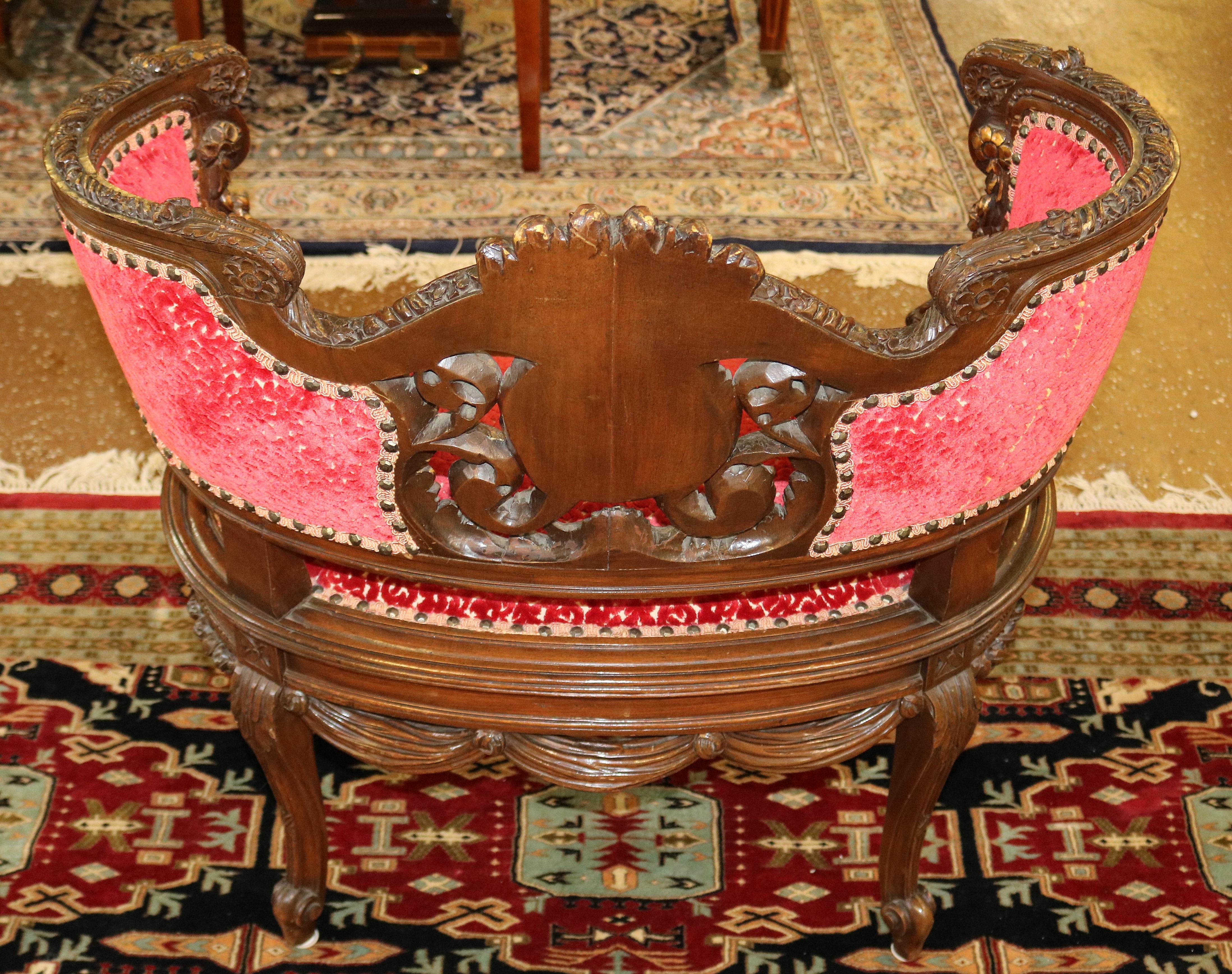 Settee de boudoir française en acajou sculpté du début du 20e siècle en tissu rouge 5