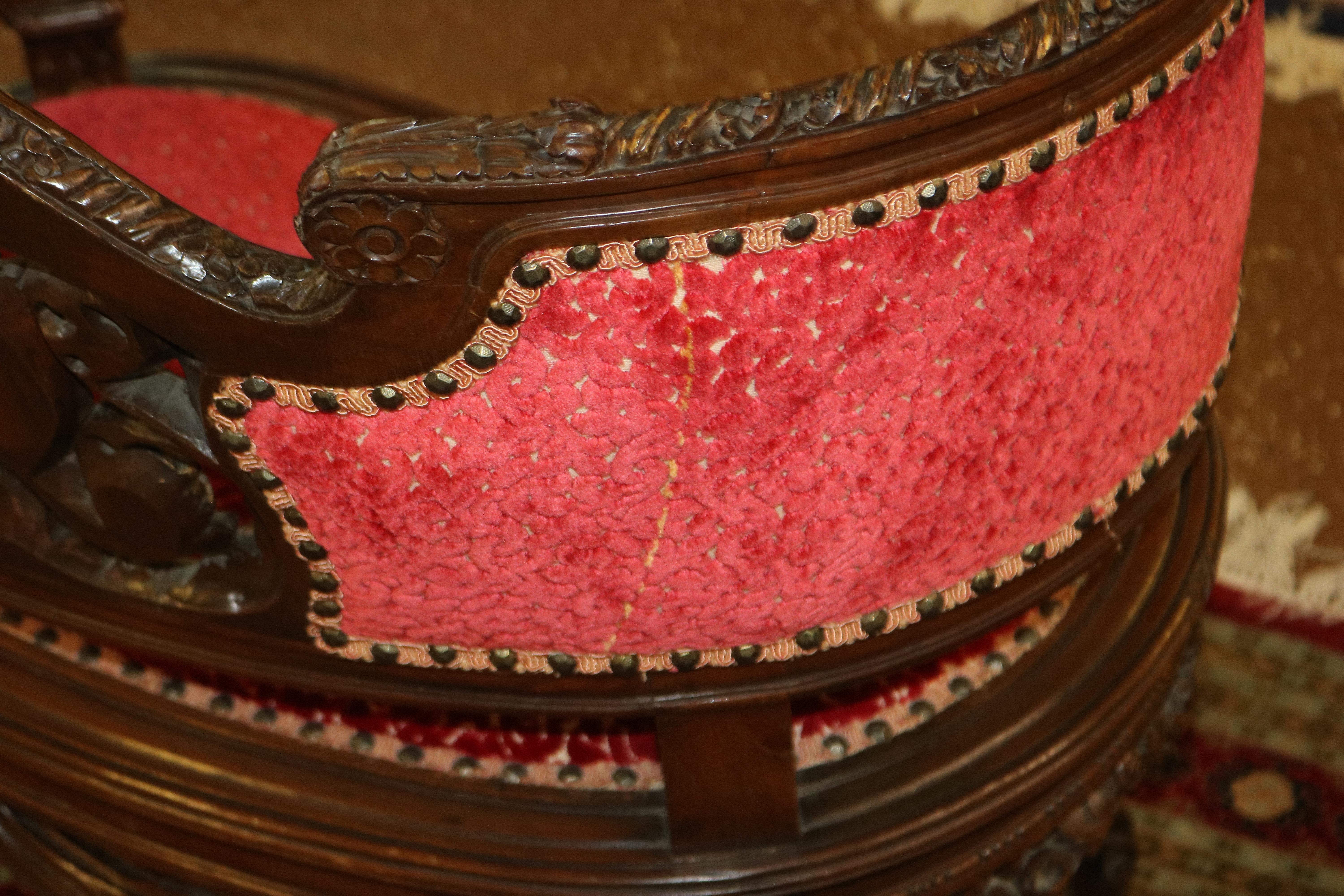Settee de boudoir française en acajou sculpté du début du 20e siècle en tissu rouge 6