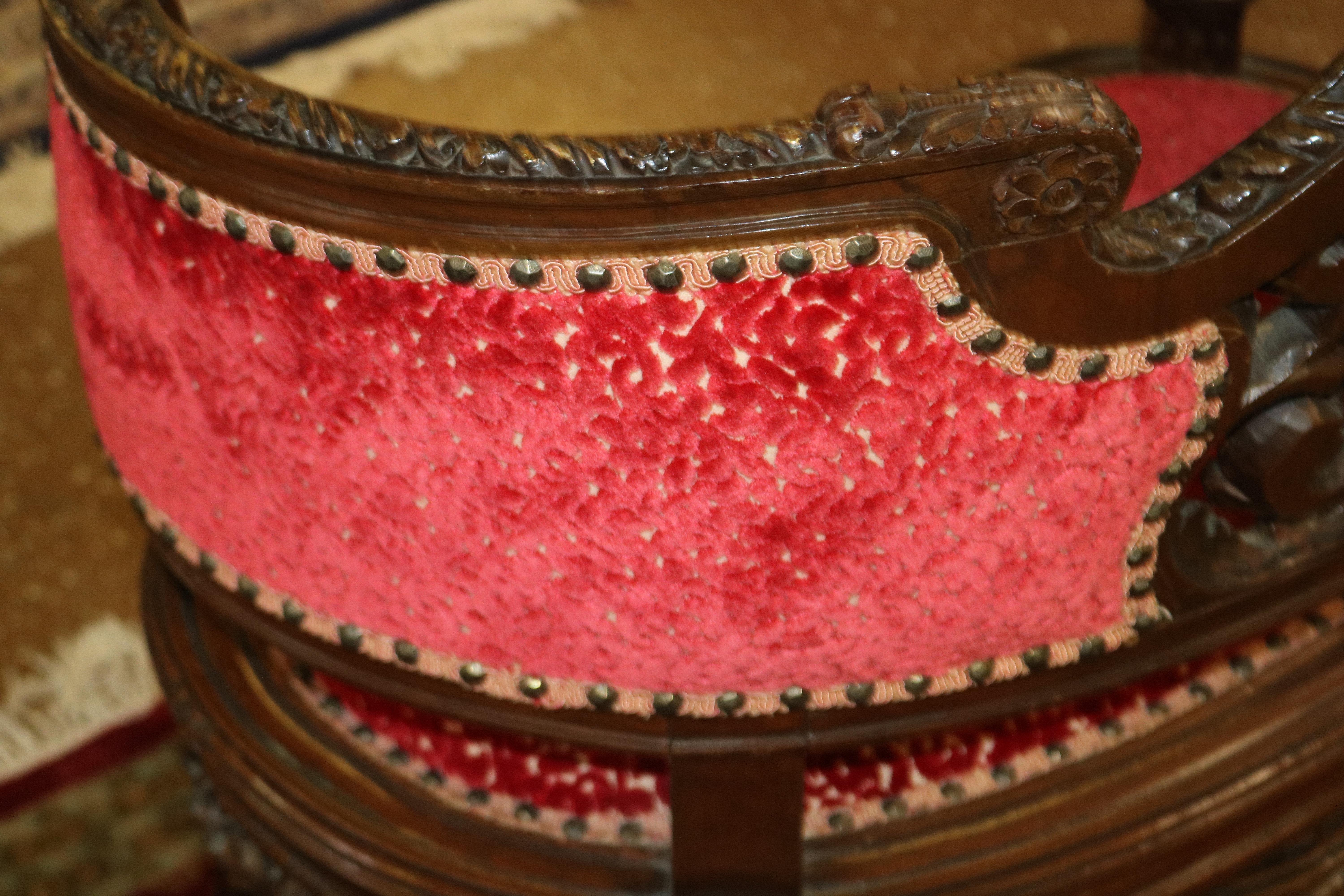 Settee de boudoir française en acajou sculpté du début du 20e siècle en tissu rouge 7