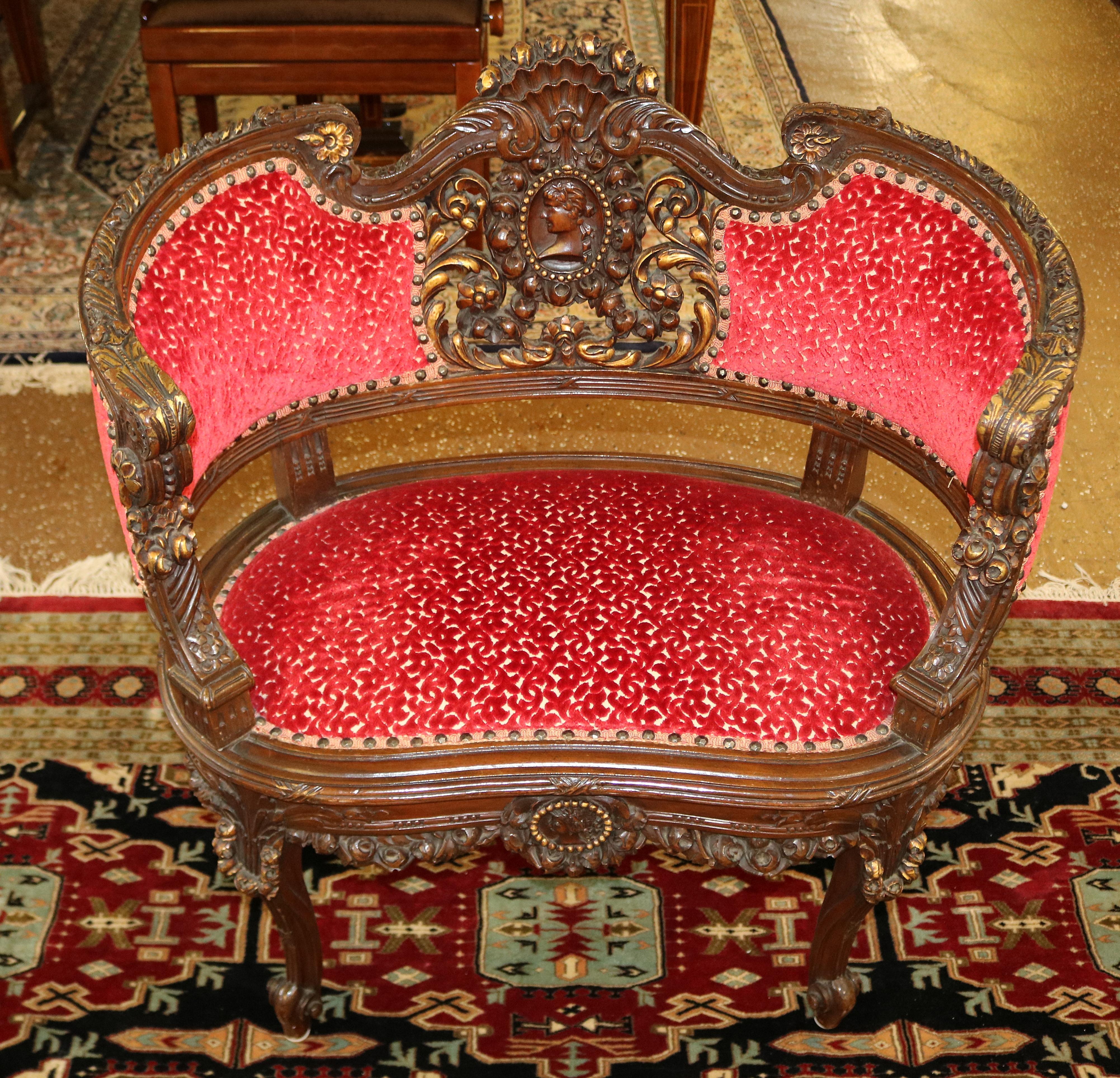 ​French Carved Mahogany Early 20th Century Red Fabric Boudoir Settee

Dimensions : 32in tall x 31in wide x 18-1/2in deep