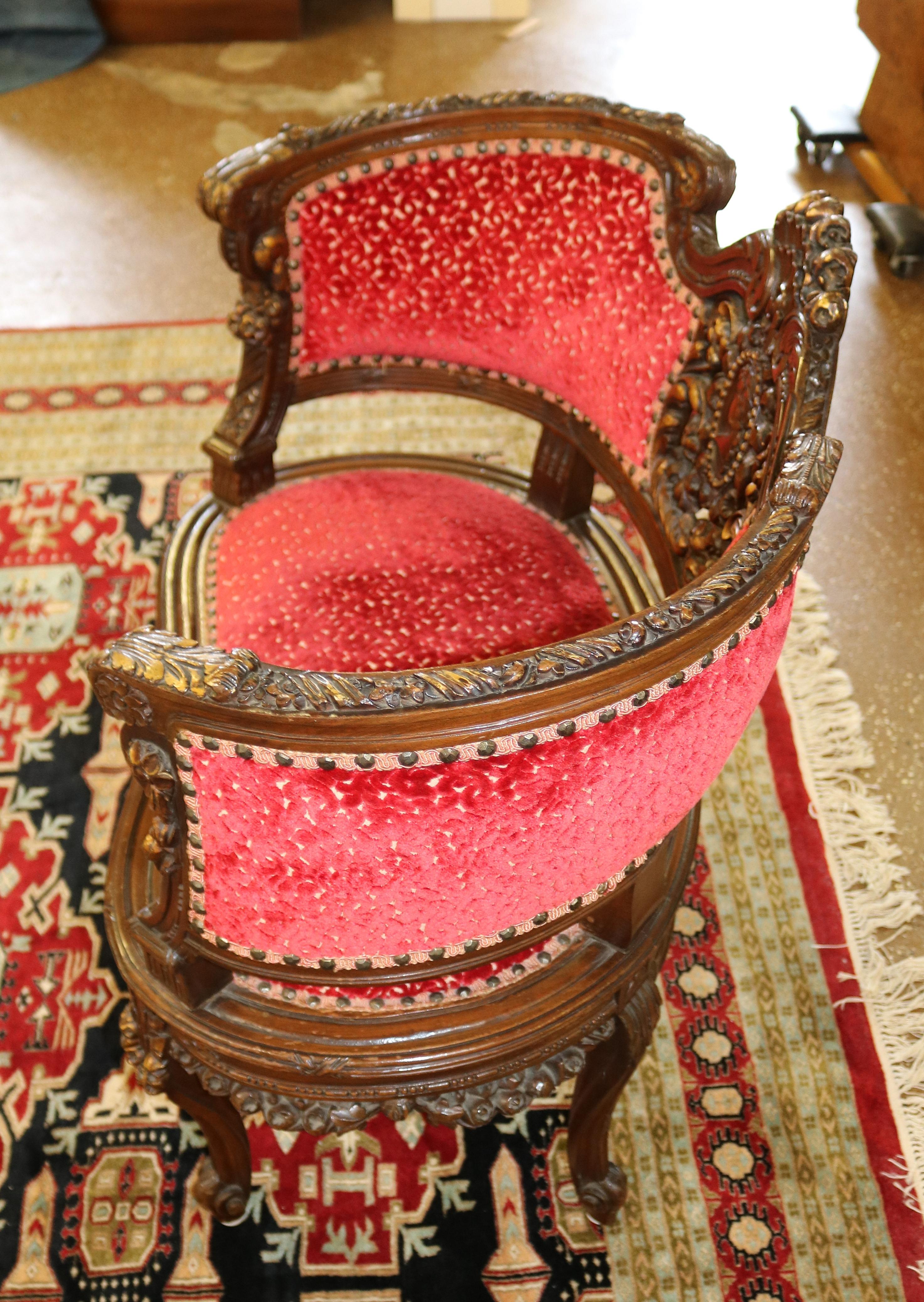 Settee de boudoir française en acajou sculpté du début du 20e siècle en tissu rouge Bon état à Long Branch, NJ