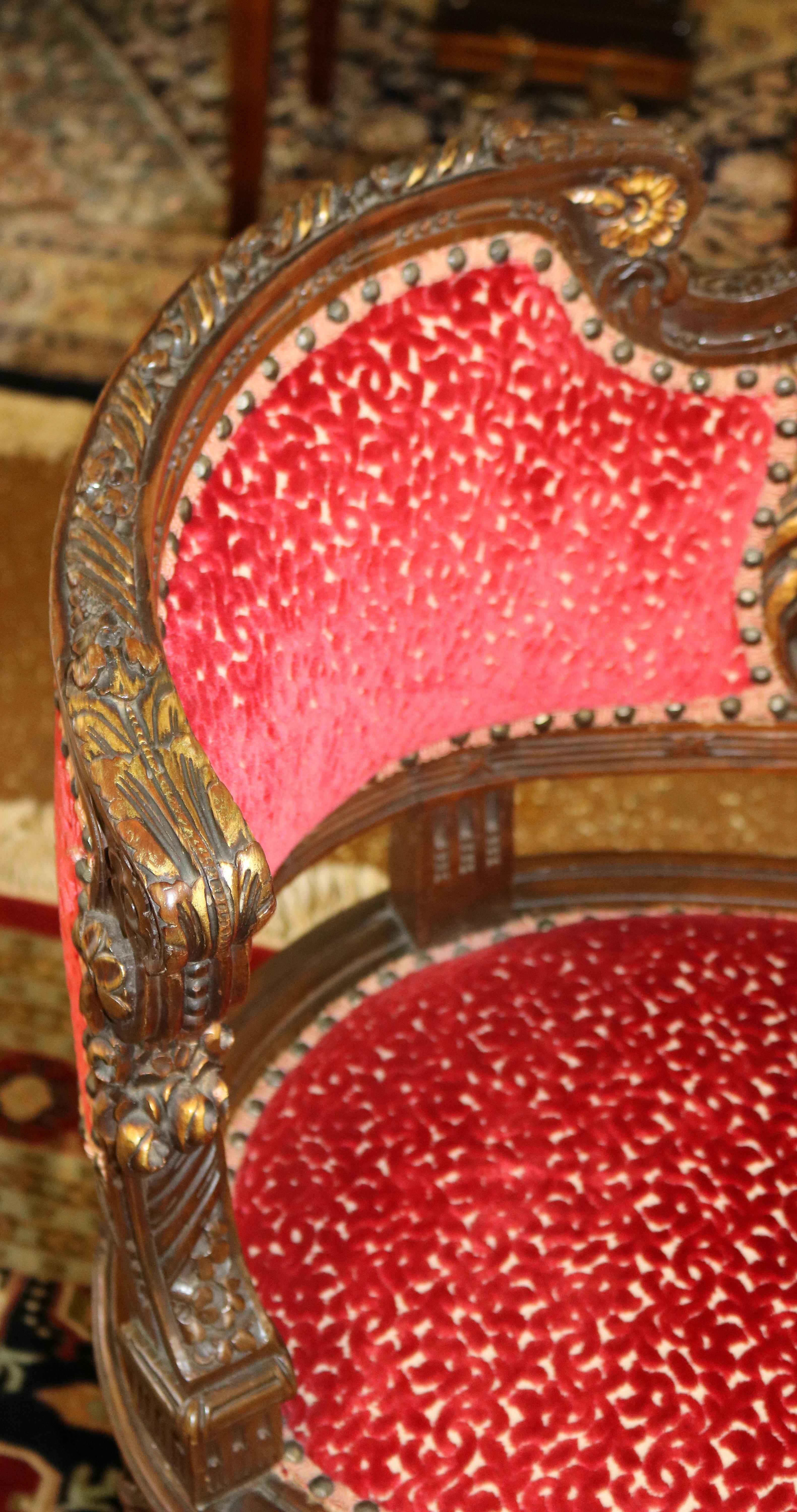 Acajou Settee de boudoir française en acajou sculpté du début du 20e siècle en tissu rouge