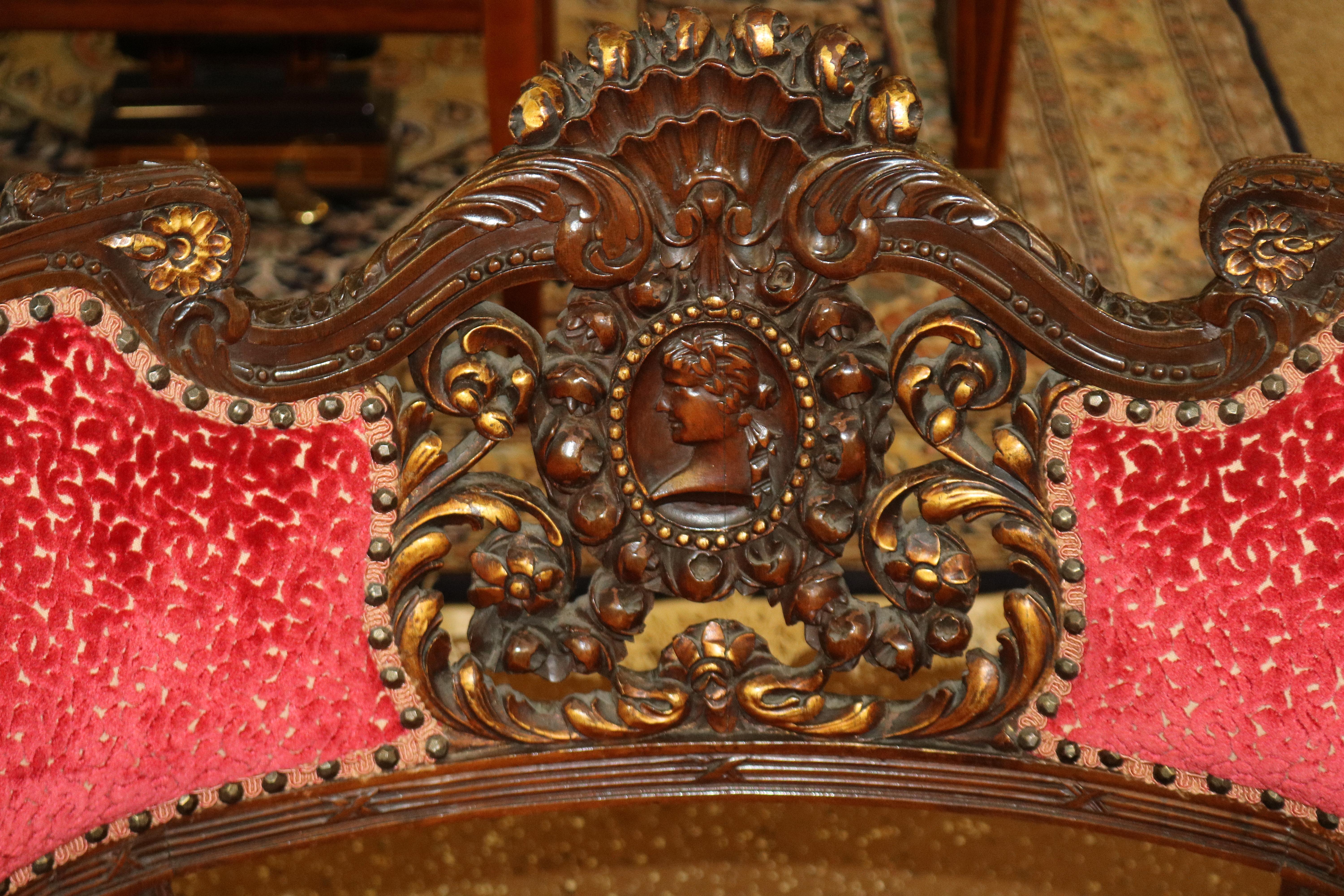 Settee de boudoir française en acajou sculpté du début du 20e siècle en tissu rouge 1