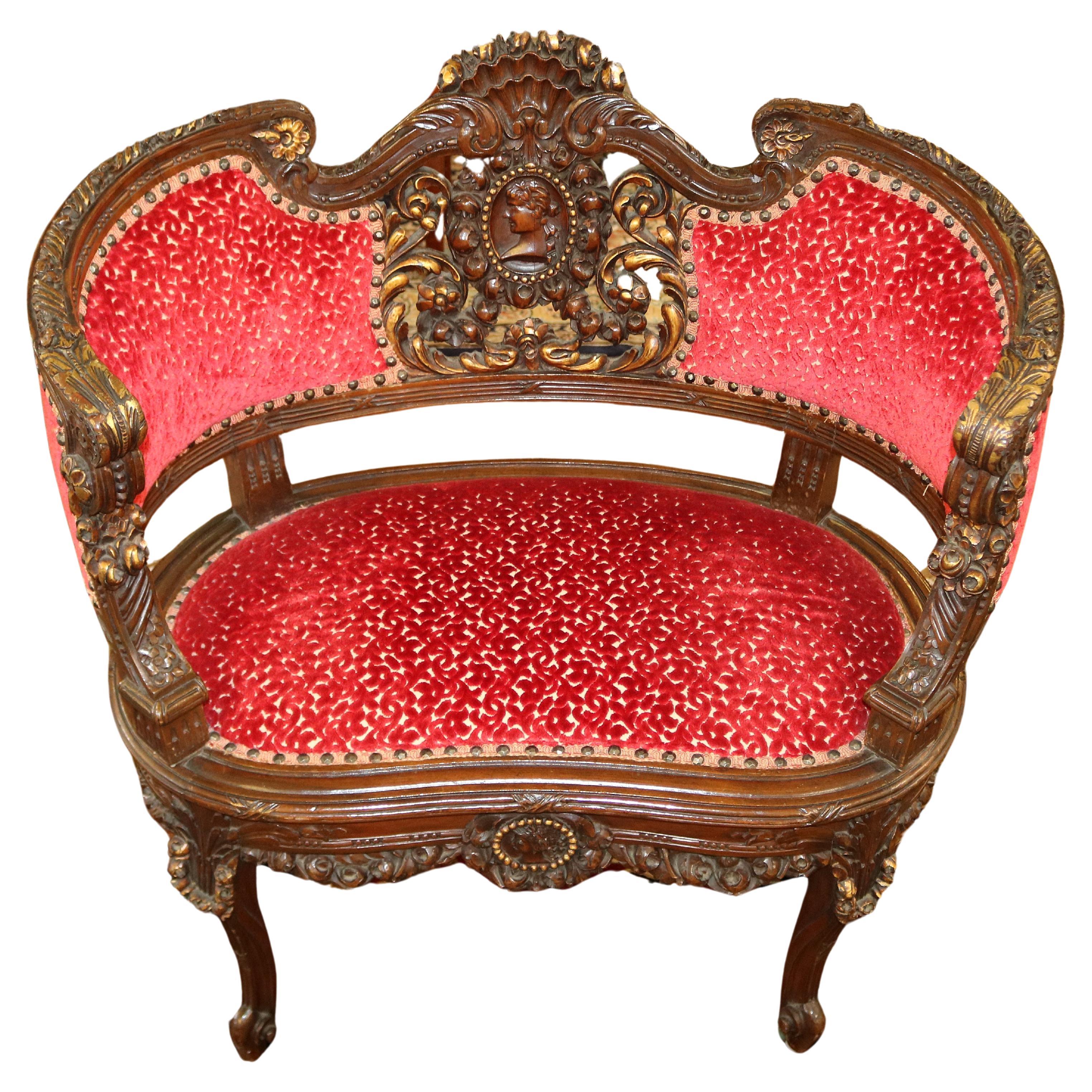 Settee de boudoir française en acajou sculpté du début du 20e siècle en tissu rouge