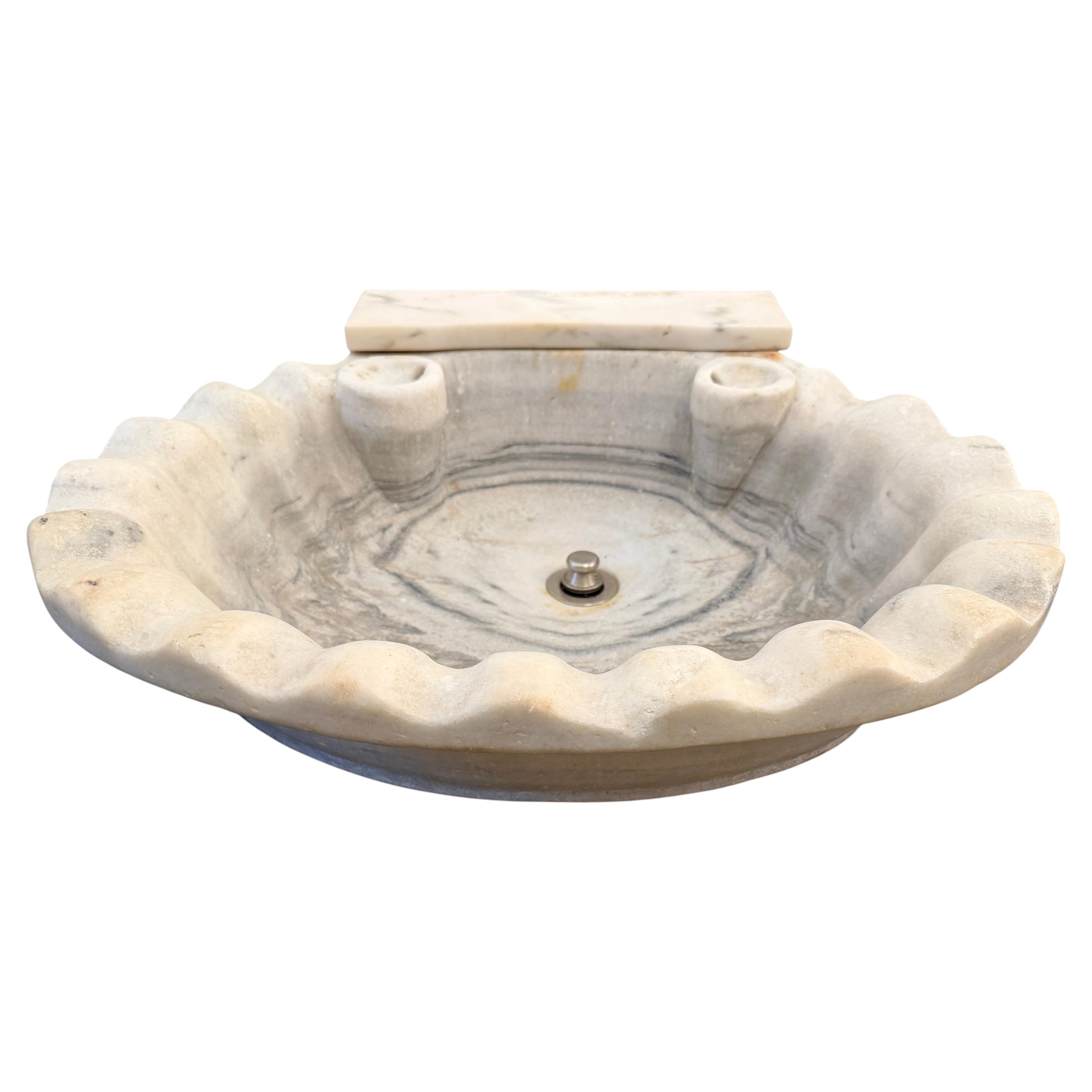 Bacino per lavabo in marmo francese intagliato, inizio XX secolo.