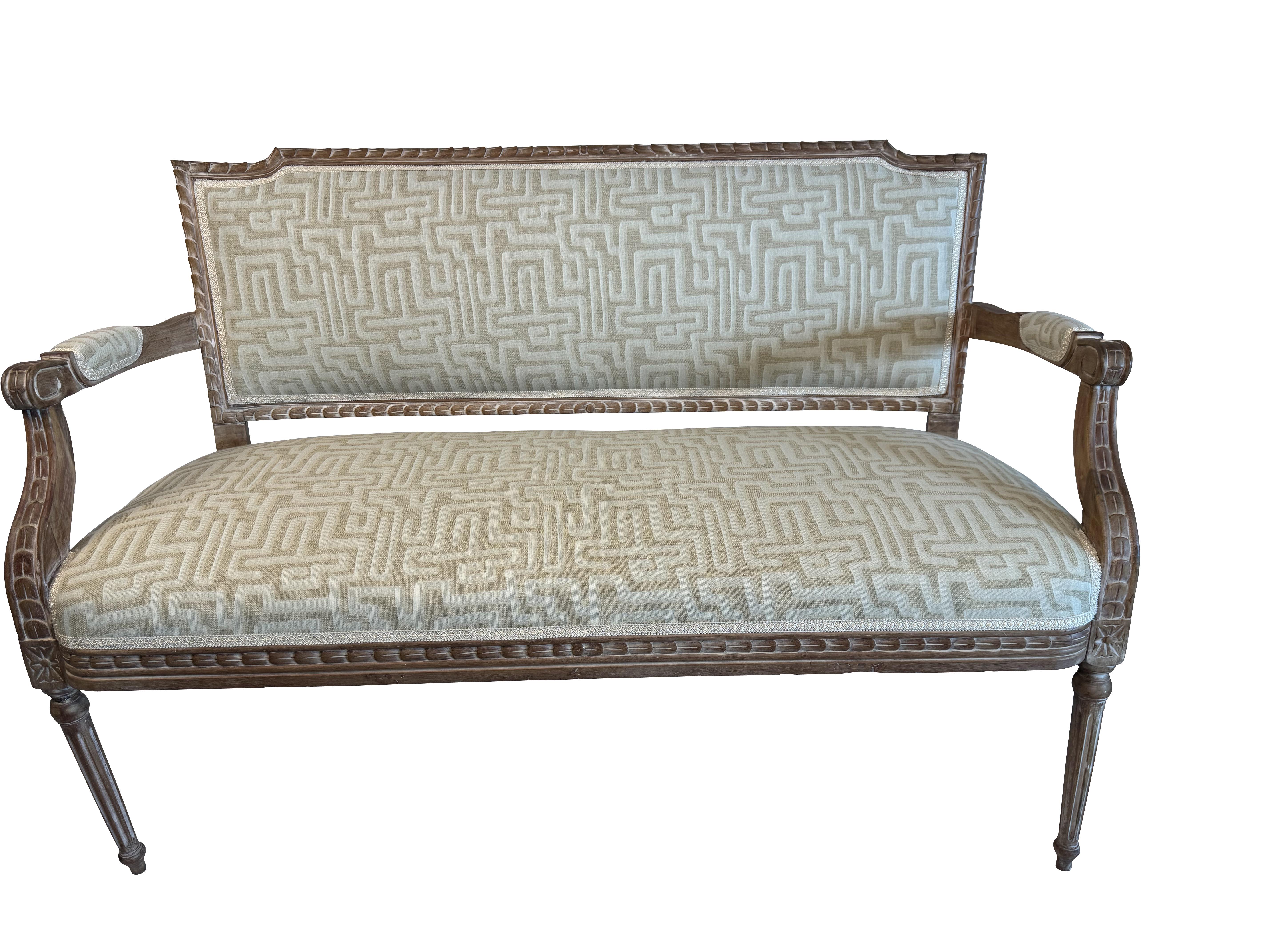 Français Settee française en bois naturel sculpté avec tapisserie beige à motif géométrique moderne en vente