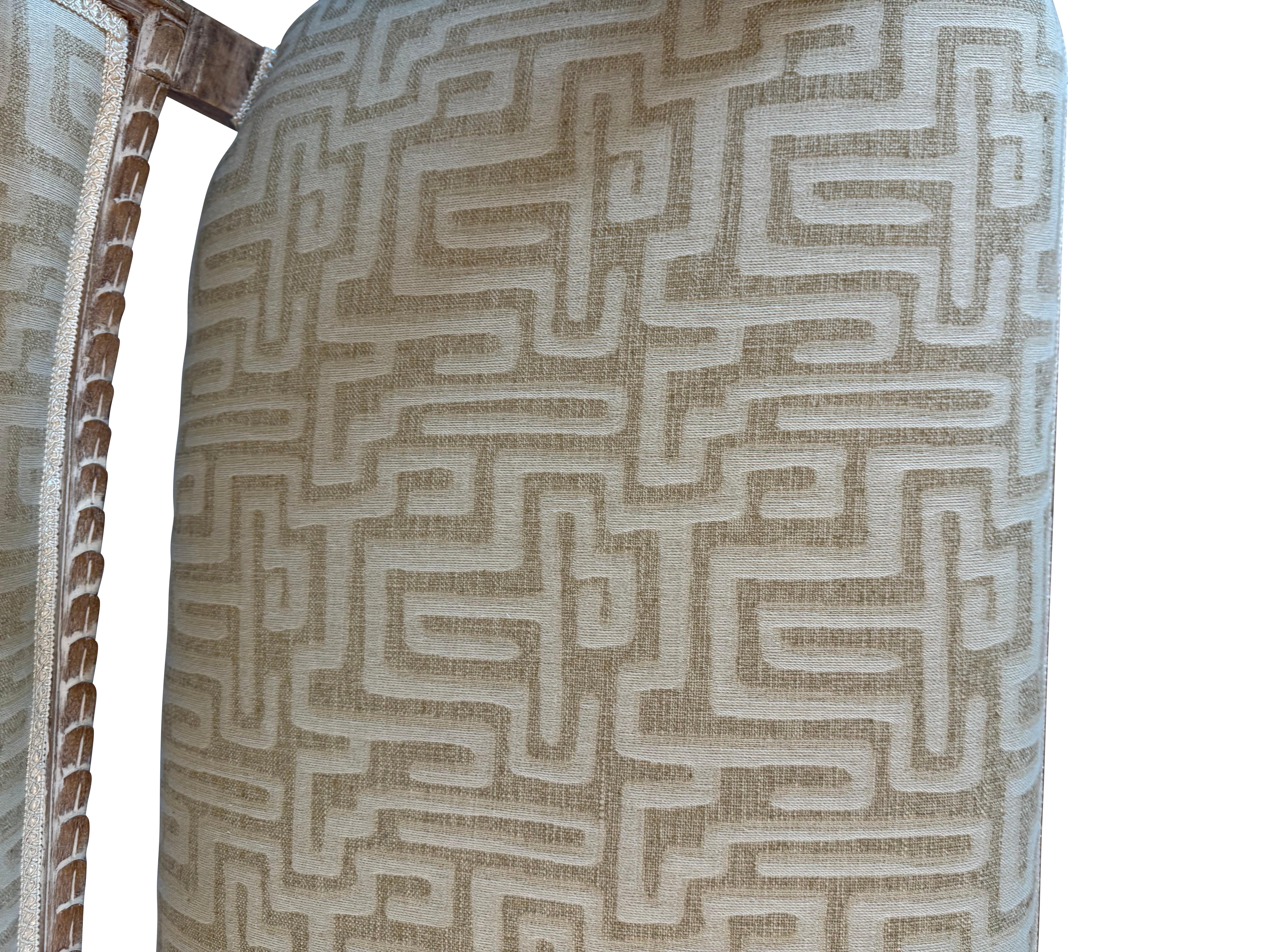 Sculpté à la main Settee française en bois naturel sculpté avec tapisserie beige à motif géométrique moderne en vente