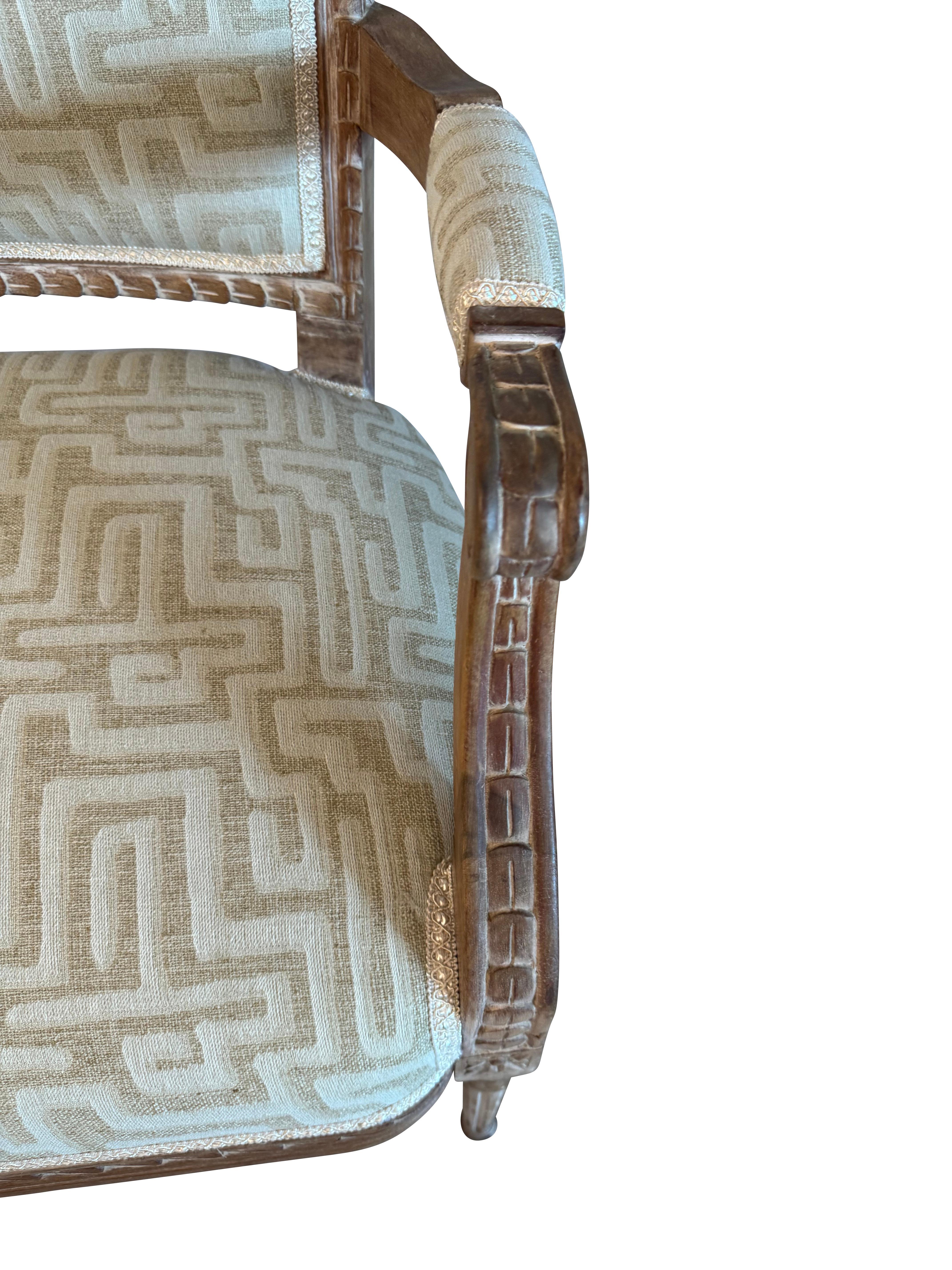 Settee française en bois naturel sculpté avec tapisserie beige à motif géométrique moderne Bon état - En vente à Essex, MA
