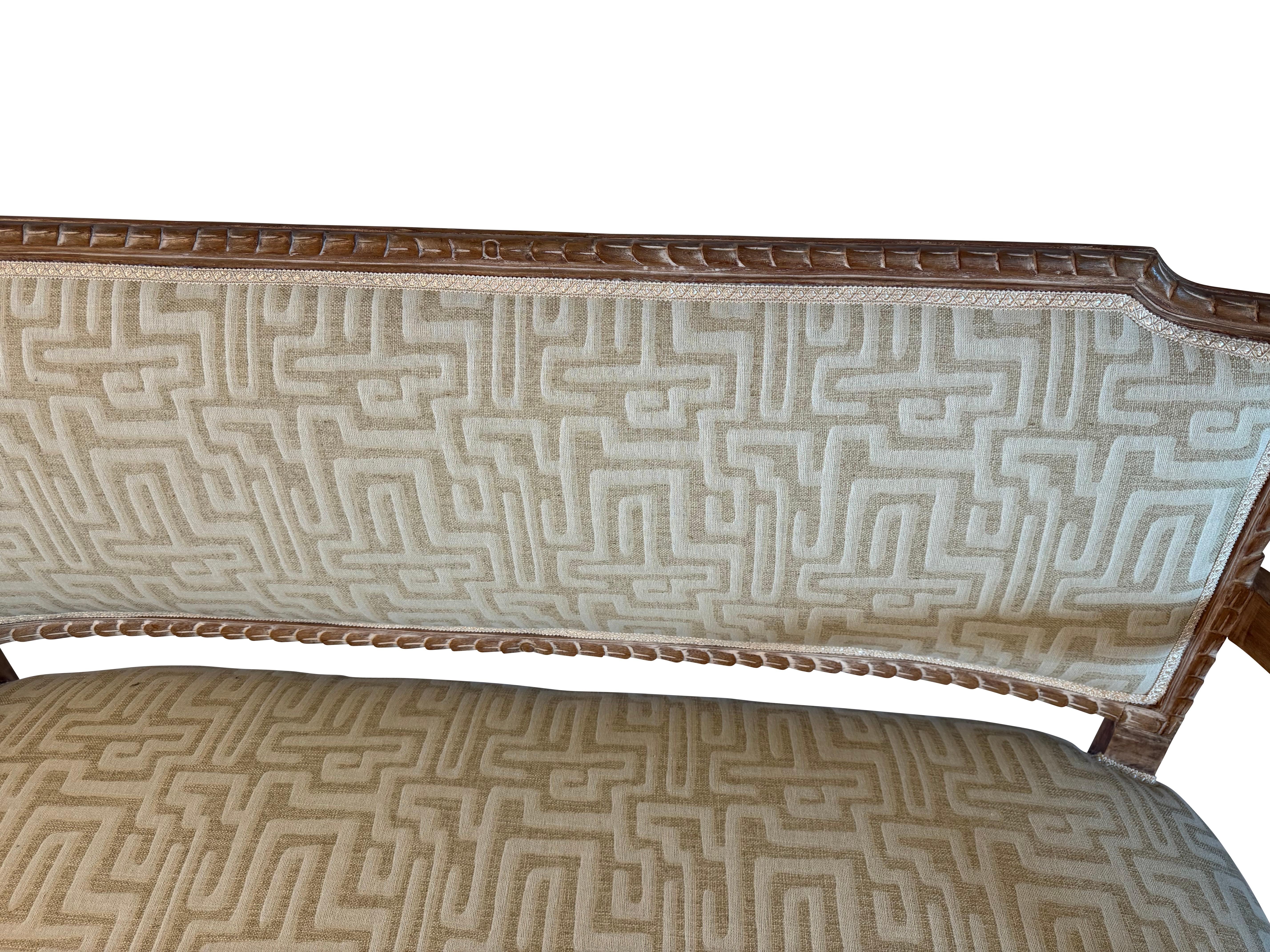 20ième siècle Settee française en bois naturel sculpté avec tapisserie beige à motif géométrique moderne en vente