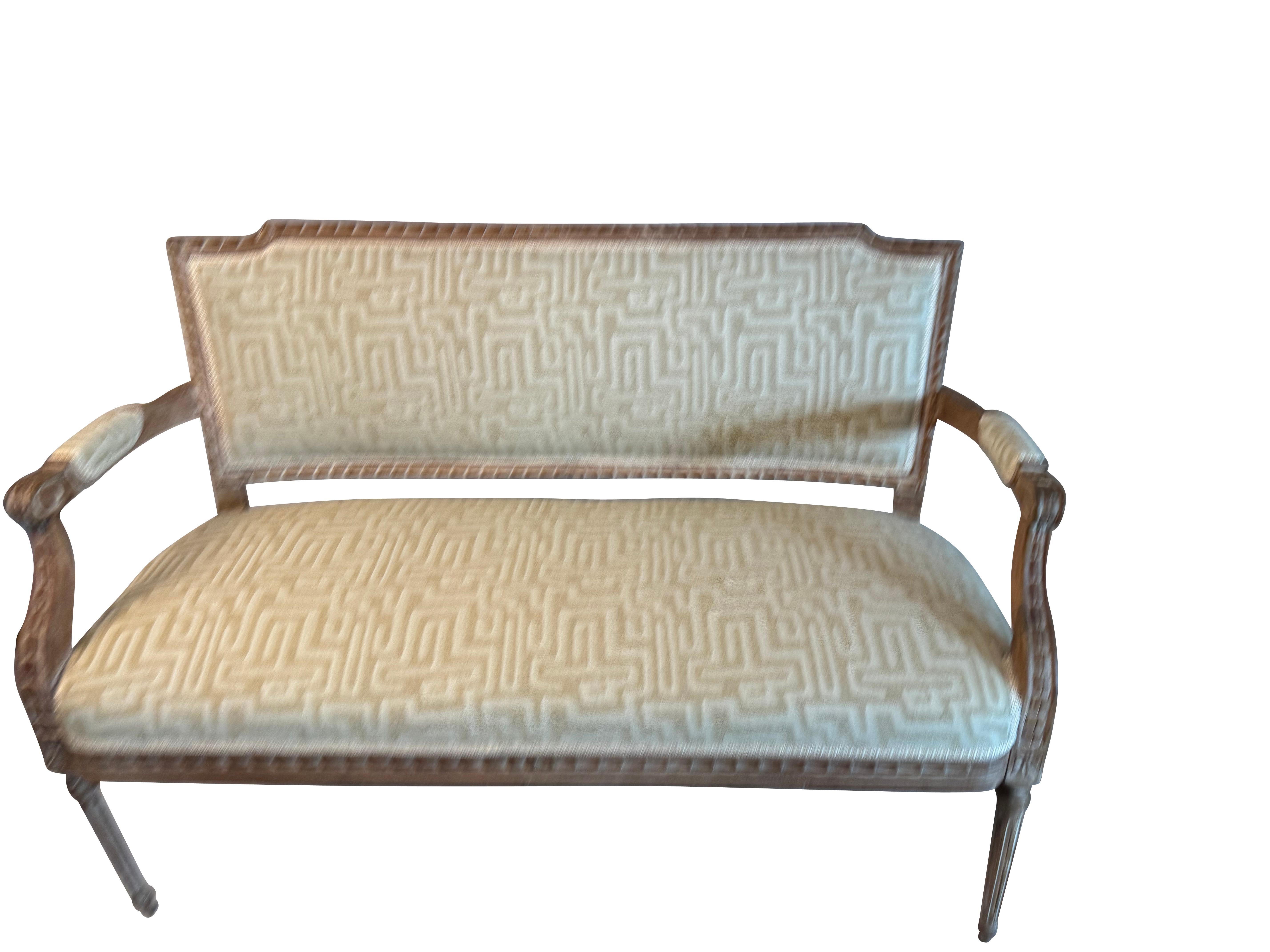 Tissu Settee française en bois naturel sculpté avec tapisserie beige à motif géométrique moderne en vente