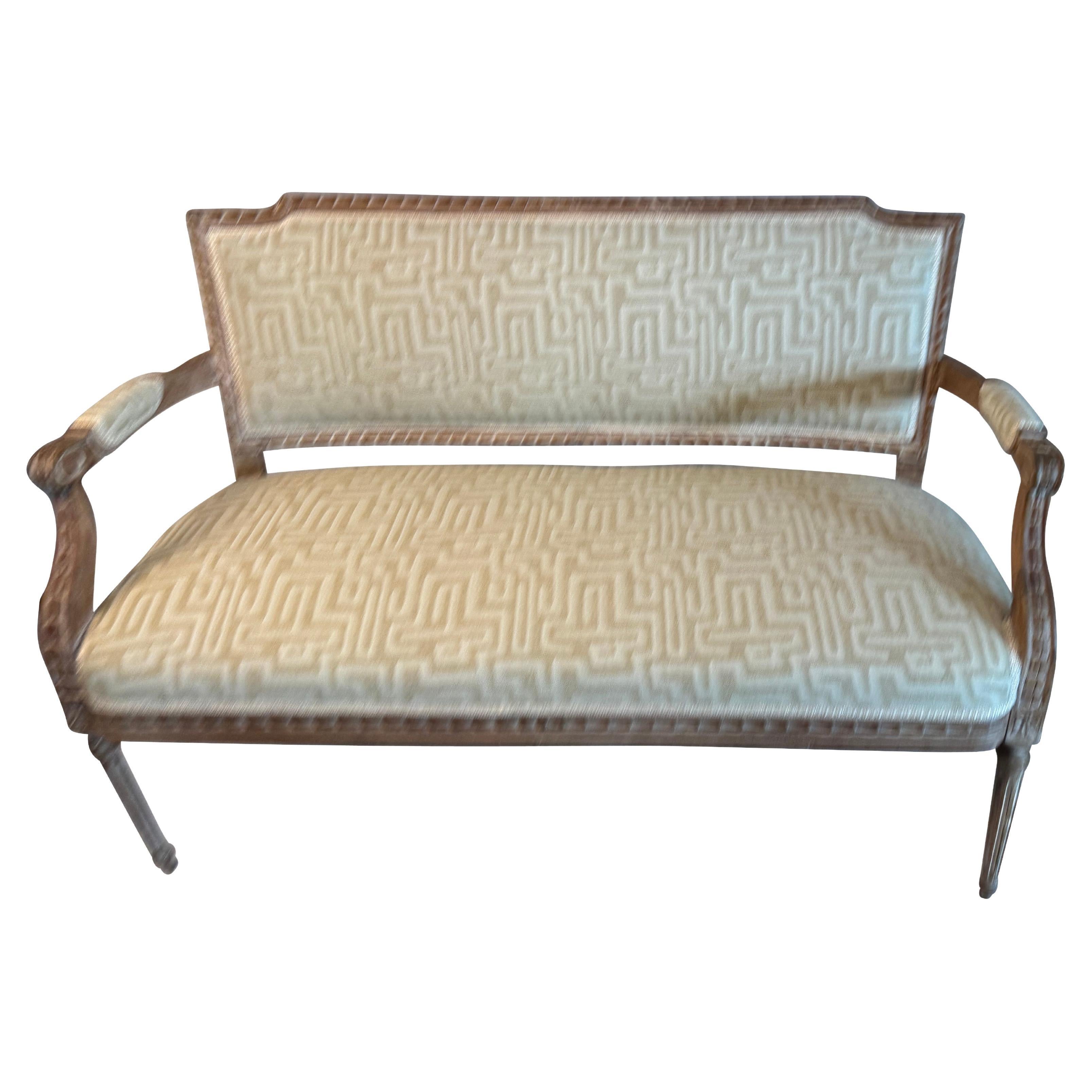 Magnifique canapé en bois de hêtre naturel sculpté du 19ème siècle avec des sculptures réticulées le long du cadre, des accoudoirs rembourrés, récemment retapissé dans un tissu géométrique moderne en mélange de lin beige et blanc.  De jolies