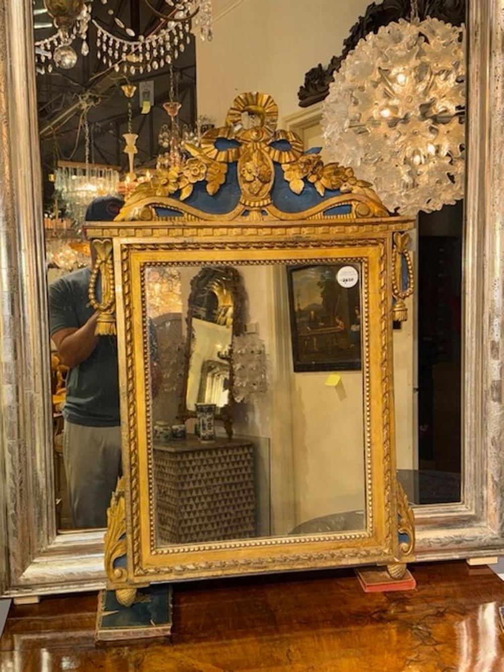 Specchio neoclassico francese dell'inizio del XIX secolo intagliato e dorato a parcella. Circa 1840. Un tocco classico e senza tempo per un interno raffinato.