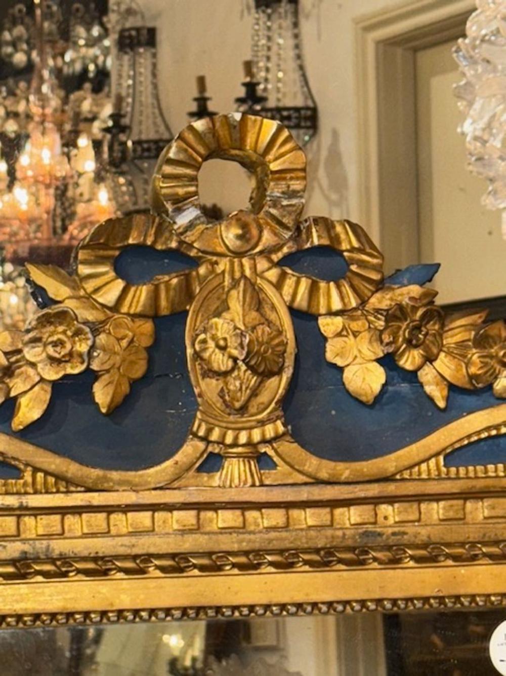 Specchio neoclassico francese intagliato In condizioni buone in vendita a Dallas, TX