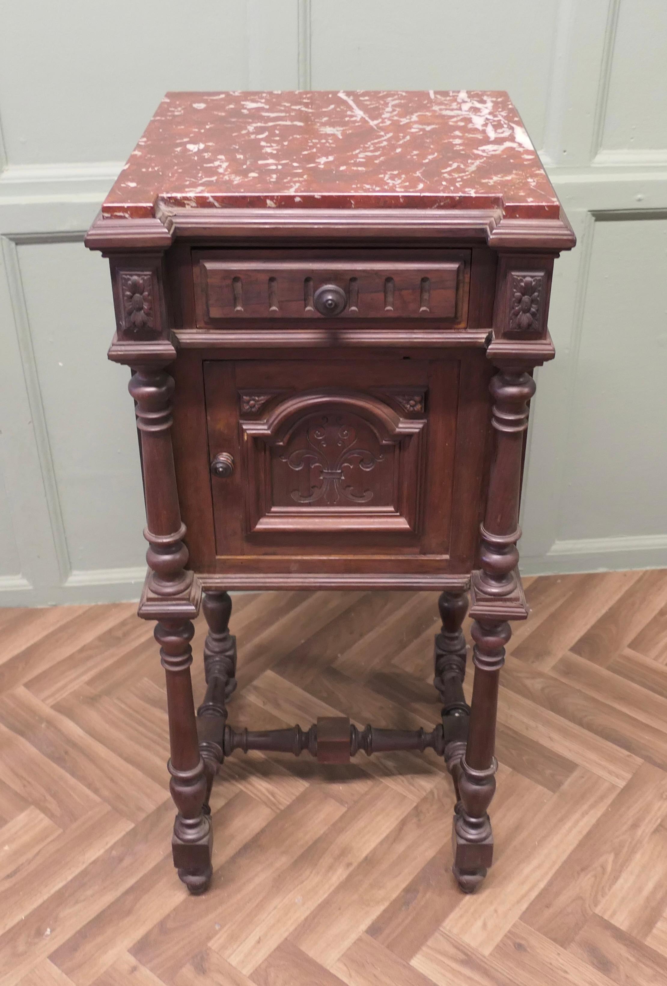 Tavolino da notte o credenza francese intagliata

Si tratta di un mobile molto attraente proveniente dalla Bretagna. L'armadietto ha un piccolo cassetto nella parte superiore e un armadietto foderato nella parte inferiore. 
Il mobile ha uno spesso