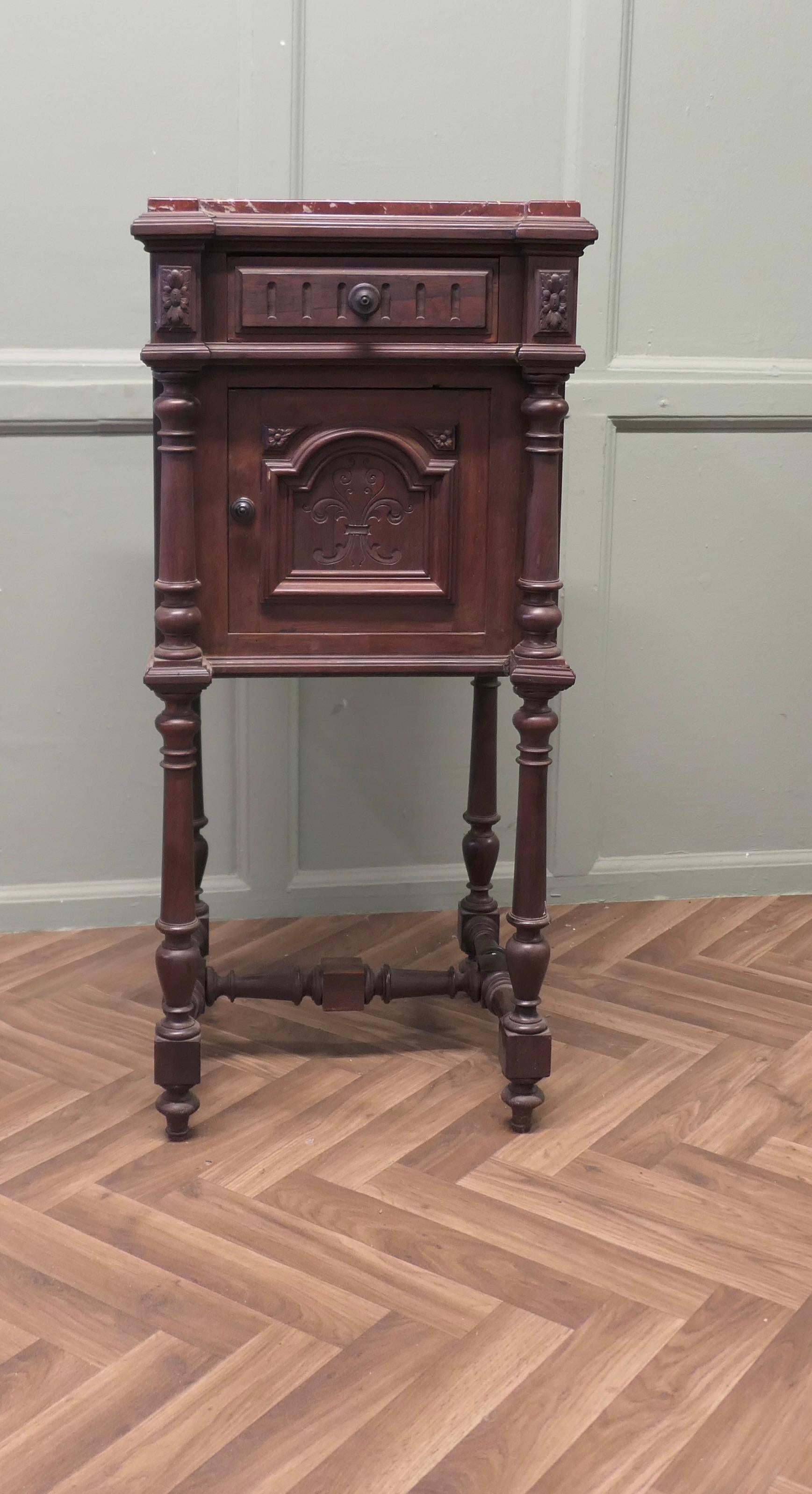Stile provenzale Tavolino da notte o credenza francese intagliata  Questo è un pezzo molto attraente in vendita